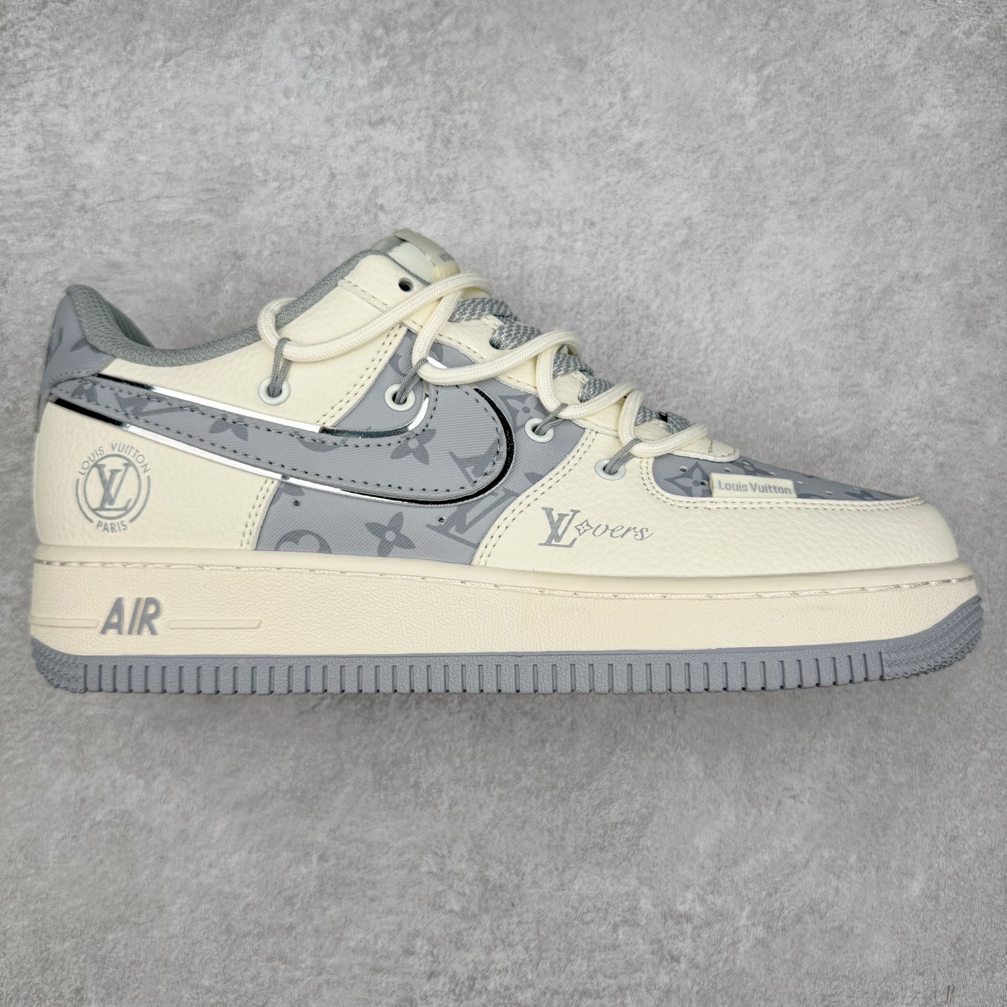 NK Air Force 1´07 Low 空军一号低帮百搭休闲运动板鞋 DM6868-062 柔软、弹性十足的缓震性能和出色的中底设计 横跨复古与现代的外型结合 造就出风靡全球 三十多年的Force 1 直到今天还深受青睐 实拍调校N版已经零色差零失真 百分百还原实物色彩所见即所得 不存在货不对板色差等低级问题 选购参考实物拍摄 不混卖不参货 只用心做好货严格选品 承诺混一赔十 尺码：36 36.5 37.5 38 38.5 39 40 40.5 41 42 42.5 43 44 44.5 45-选品中心