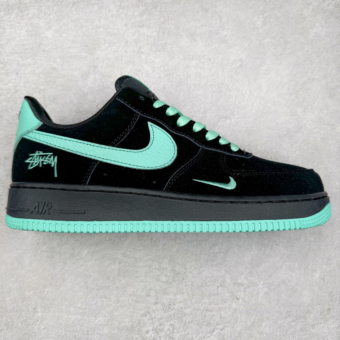 NK Air Force 1´07 Low 空军一号低帮百搭休闲运动板鞋 DF0188-045 柔软、弹性十足的缓震性能和出色的中底设计 横跨复古与现代的外型结合 造就出风靡全球 三十多年的Force 1 直到今天还深受青睐 实拍调校N版已经零色差零失真 百分百还原实物色彩所见即所得 不存在货不对板色差等低级问题 选购参考实物拍摄 不混卖不参货 只用心做好货严格选品 承诺混一赔十 尺码：36 36.5 37.5 38 38.5 39 40 40.5 41 42 42.5 43 44 44.5 45-选品中心