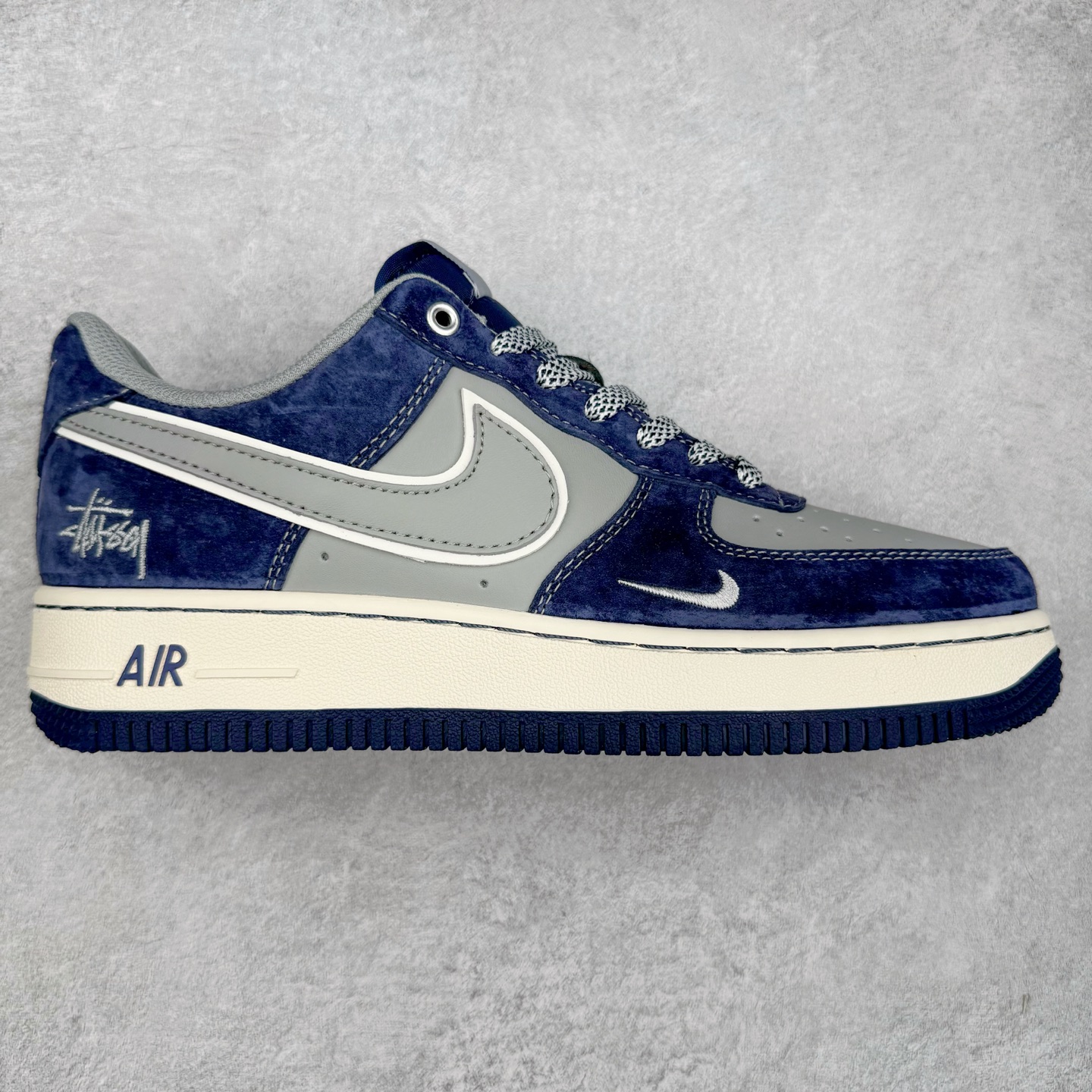 NK Air Force 1´07 Low 空军一号低帮百搭休闲运动板鞋 SJ6698-007 柔软、弹性十足的缓震性能和出色的中底设计 横跨复古与现代的外型结合 造就出风靡全球 三十多年的Force 1 直到今天还深受青睐 实拍调校N版已经零色差零失真 百分百还原实物色彩所见即所得 不存在货不对板色差等低级问题 选购参考实物拍摄 不混卖不参货 只用心做好货严格选品 承诺混一赔十 尺码：36 36.5 37.5 38 38.5 39 40 40.5 41 42 42.5 43 44 44.5 45-选品中心