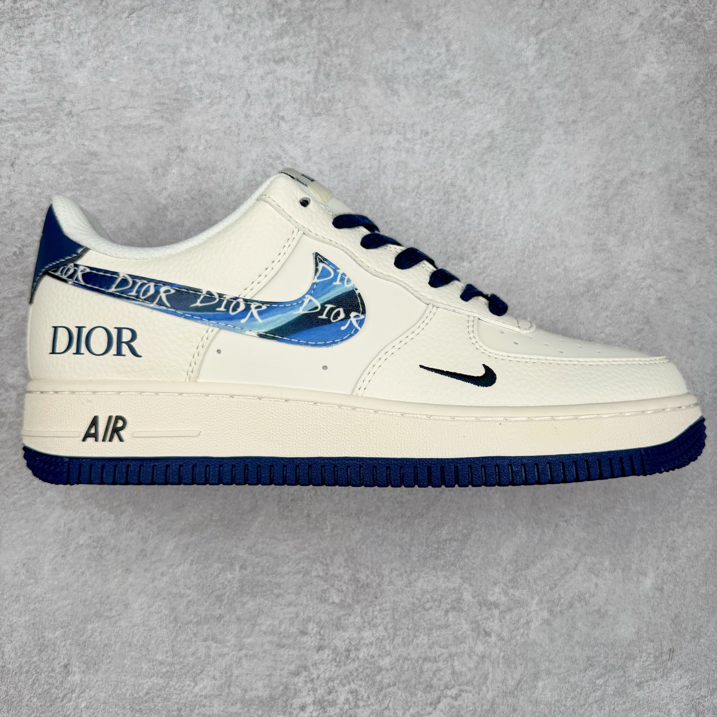 NK Air Force 1´07 Low 空军一号低帮百搭休闲运动板鞋 XS1958-569 柔软、弹性十足的缓震性能和出色的中底设计 横跨复古与现代的外型结合 造就出风靡全球 三十多年的Force 1 直到今天还深受青睐 实拍调校N版已经零色差零失真 百分百还原实物色彩所见即所得 不存在货不对板色差等低级问题 选购参考实物拍摄 不混卖不参货 只用心做好货严格选品 承诺混一赔十 尺码：36 36.5 37.5 38 38.5 39 40 40.5 41 42 42.5 43 44 44.5 45-选品中心