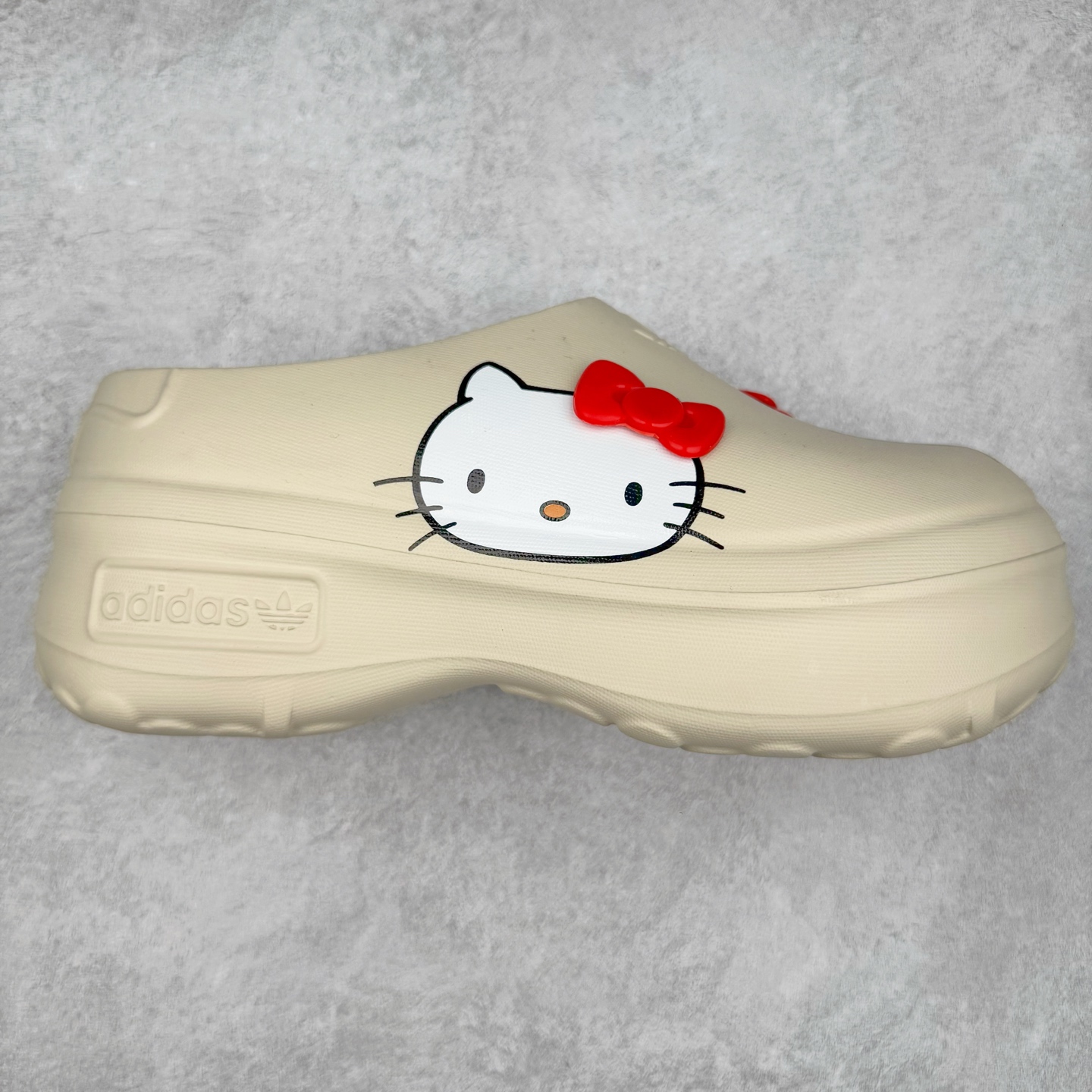 ＃DC私人订单 AD Originals AdiFOM Stan Smith Mule 防滑耐磨轻便运动凉鞋穆勒厨师鞋 重金购入原鞋及原档案磨具生产指令开发 鞋头部位凹凸有致 横向大面积波浪纹理 后跟Logo 凹凸明显 轮廓分明 描漆定位精准 公整无偏差不溢出 LOGO内侧钢印清晰工整 原厂磨具全鞋无多余毛边 同源公司EVA粒子环保塑料 原厂指令配方 无任何异味 弹性卡色均保持原鞋一致 匠心打造 鞋口弧度大小 鞋面色泽质感同步原鞋 LOGO内侧钢印清晰工整 中底部分带原厂钢印编号 原厂Ortholite欧斯莱鞋垫 区别掉渣海玻璃鞋垫 吸汗防臭的效果无法相提并论 原厂定制原标 同比ZP 符合人体设计 轻松脚感 一穿即走 这款拖鞋旨在致敬经典的Stan Smith 简约鞋面和后跟细节灵感源于原版 并通过厚实的比例和超光滑的触感 带来现代风格的革新 采用含有甘蔗制成的泡沫材料 心系环保 摆脱绑带或鞋带束缚 易于穿脱 保持舒适 采用天然可再生材料 旨在帮助减少塑料污染 偏小一码 尺码：36 37 38 39 40 41 42 43 44-选品中心