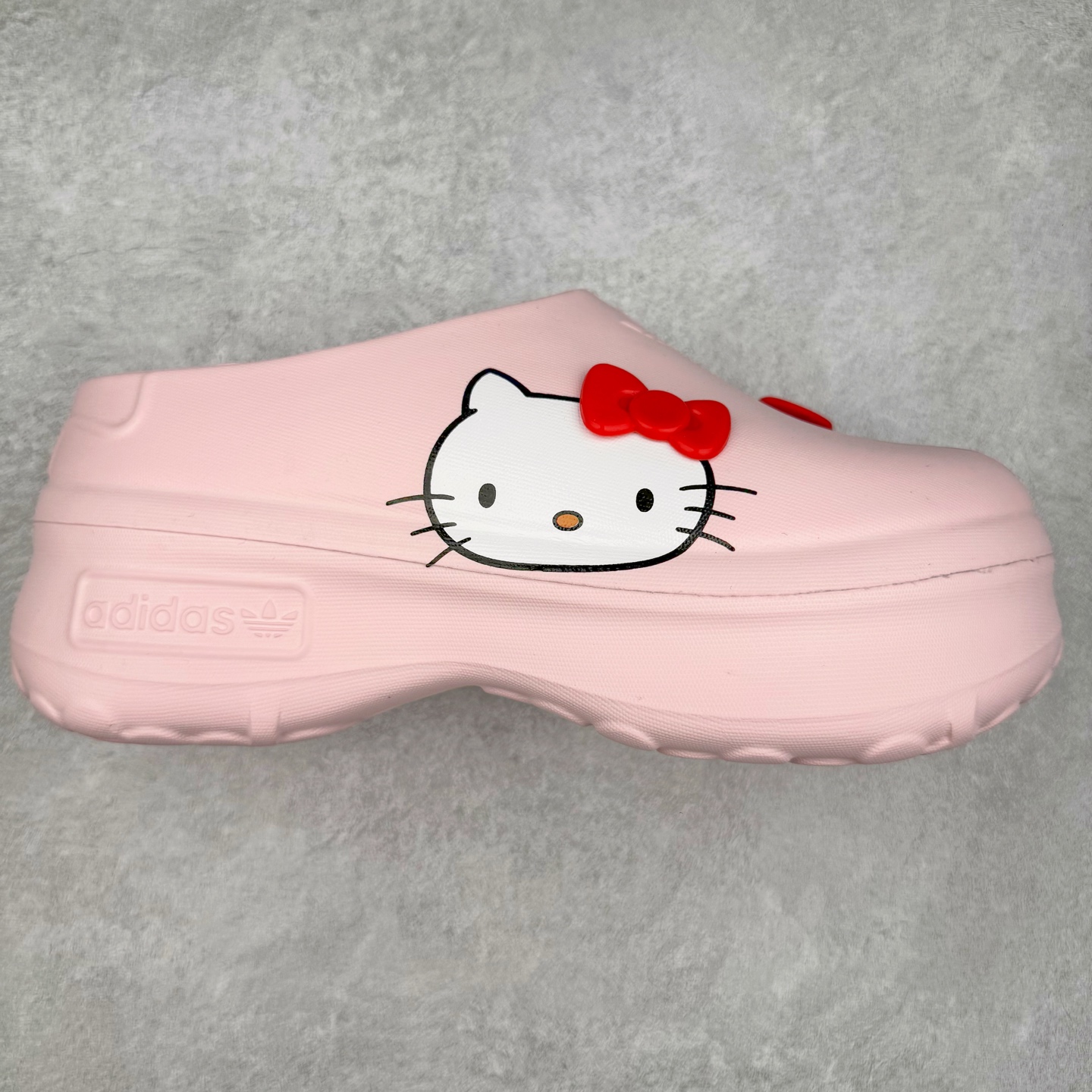 ＃DC私人订单 AD Originals AdiFOM Stan Smith Mule 防滑耐磨轻便运动凉鞋穆勒厨师鞋 重金购入原鞋及原档案磨具生产指令开发 鞋头部位凹凸有致 横向大面积波浪纹理 后跟Logo 凹凸明显 轮廓分明 描漆定位精准 公整无偏差不溢出 LOGO内侧钢印清晰工整 原厂磨具全鞋无多余毛边 同源公司EVA粒子环保塑料 原厂指令配方 无任何异味 弹性卡色均保持原鞋一致 匠心打造 鞋口弧度大小 鞋面色泽质感同步原鞋 LOGO内侧钢印清晰工整 中底部分带原厂钢印编号 原厂Ortholite欧斯莱鞋垫 区别掉渣海玻璃鞋垫 吸汗防臭的效果无法相提并论 原厂定制原标 同比ZP 符合人体设计 轻松脚感 一穿即走 这款拖鞋旨在致敬经典的Stan Smith 简约鞋面和后跟细节灵感源于原版 并通过厚实的比例和超光滑的触感 带来现代风格的革新 采用含有甘蔗制成的泡沫材料 心系环保 摆脱绑带或鞋带束缚 易于穿脱 保持舒适 采用天然可再生材料 旨在帮助减少塑料污染 偏小一码 尺码：36 37 38 39 40 41 42 43 44-选品中心