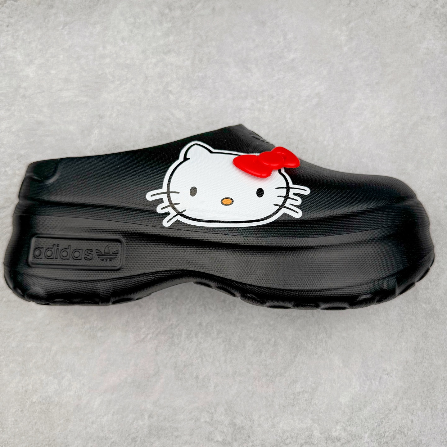 ＃DC私人订单 AD Originals AdiFOM Stan Smith Mule 防滑耐磨轻便运动凉鞋穆勒厨师鞋 重金购入原鞋及原档案磨具生产指令开发 鞋头部位凹凸有致 横向大面积波浪纹理 后跟Logo 凹凸明显 轮廓分明 描漆定位精准 公整无偏差不溢出 LOGO内侧钢印清晰工整 原厂磨具全鞋无多余毛边 同源公司EVA粒子环保塑料 原厂指令配方 无任何异味 弹性卡色均保持原鞋一致 匠心打造 鞋口弧度大小 鞋面色泽质感同步原鞋 LOGO内侧钢印清晰工整 中底部分带原厂钢印编号 原厂Ortholite欧斯莱鞋垫 区别掉渣海玻璃鞋垫 吸汗防臭的效果无法相提并论 原厂定制原标 同比ZP 符合人体设计 轻松脚感 一穿即走 这款拖鞋旨在致敬经典的Stan Smith 简约鞋面和后跟细节灵感源于原版 并通过厚实的比例和超光滑的触感 带来现代风格的革新 采用含有甘蔗制成的泡沫材料 心系环保 摆脱绑带或鞋带束缚 易于穿脱 保持舒适 采用天然可再生材料 旨在帮助减少塑料污染 偏小一码 尺码：36 37 38 39 40 41 42 43 44-选品中心