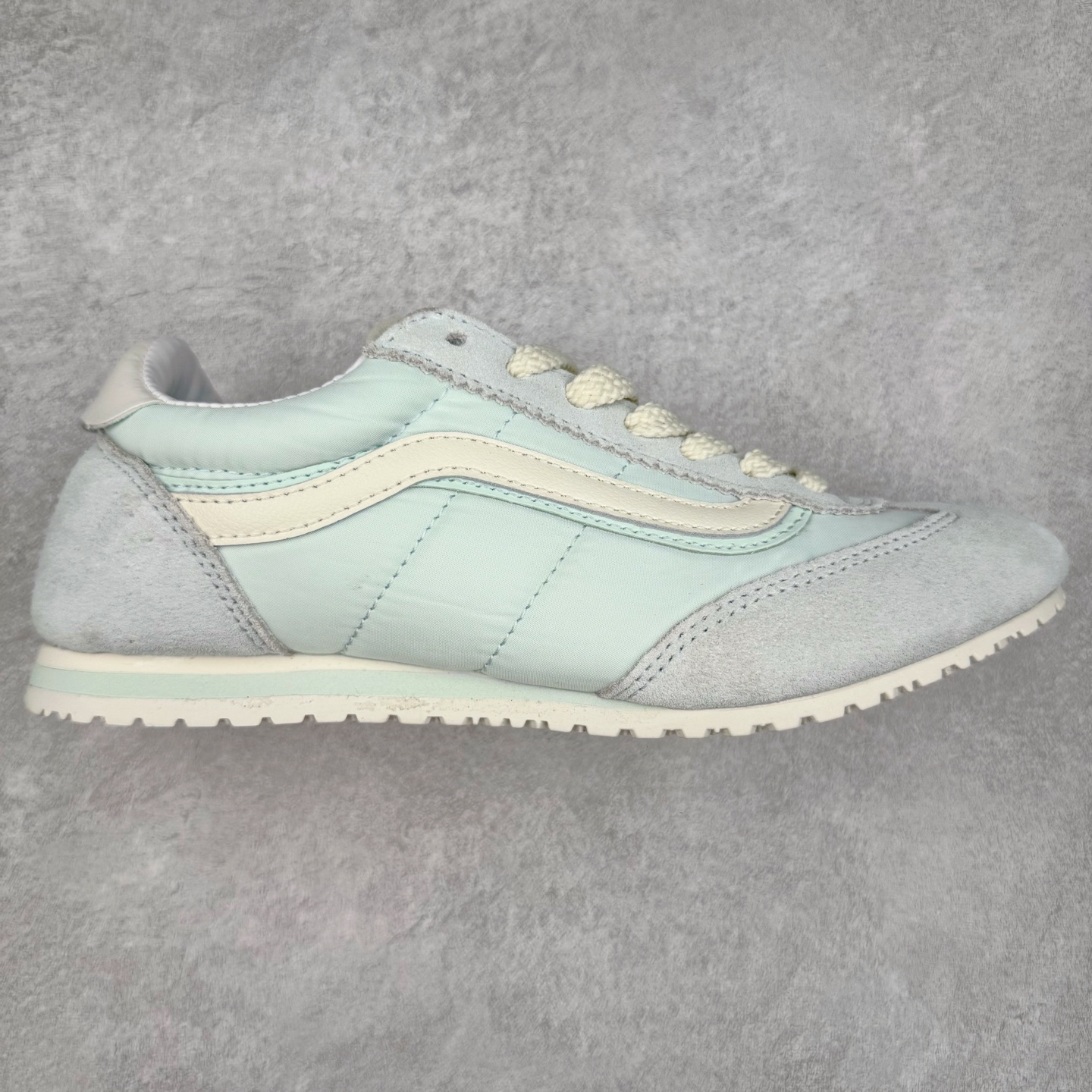 Vans Super Low Pro 浅蓝 官方新款 复古薄底德训鞋系列 以经典Vans Serio为灵感,氛围感樱花粉,与春日街头适配度拉满,一脚踩进浅浅春色。华夫大底搭上 EVA 泡棉科技,脚感舒适怎么Live都生动,轻盈出门! 货号:VN000D83O3N 尺码:35 36 36.5 37 38 38.5 39 40-选品中心