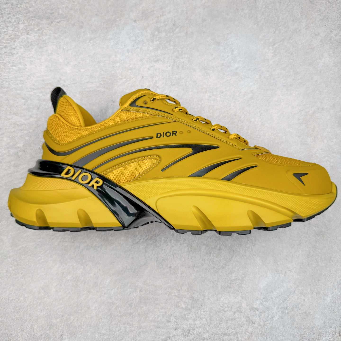 ＃GD广顶 DIOR B44 Blade 迪奥2024新款圆头系带跑步鞋 新款鞋款的特点是受到 21 世纪启发的大胆蓬松造型 B44 Blade 运动鞋采用渐变技术网布制成 配有同色技术面料面板 鞋底上配有对比鲜明的 Blade 嵌件 与跑步世界息息相关 这款运动鞋具有运动、复古未来主义的外观 配有超细纤维和帆布嵌件 并饰有标志性的“Dior”标志 点缀在鞋面、鞋跟和侧面 鞋型饰有 Dior 和Lewis Hamilton标志性饰物 悬挂在鞋眼上 而鞋面、鞋跟和侧面则饰有 Dior 标志 尺码：36 37 38 39 40 41 42 43 44 45-选品中心