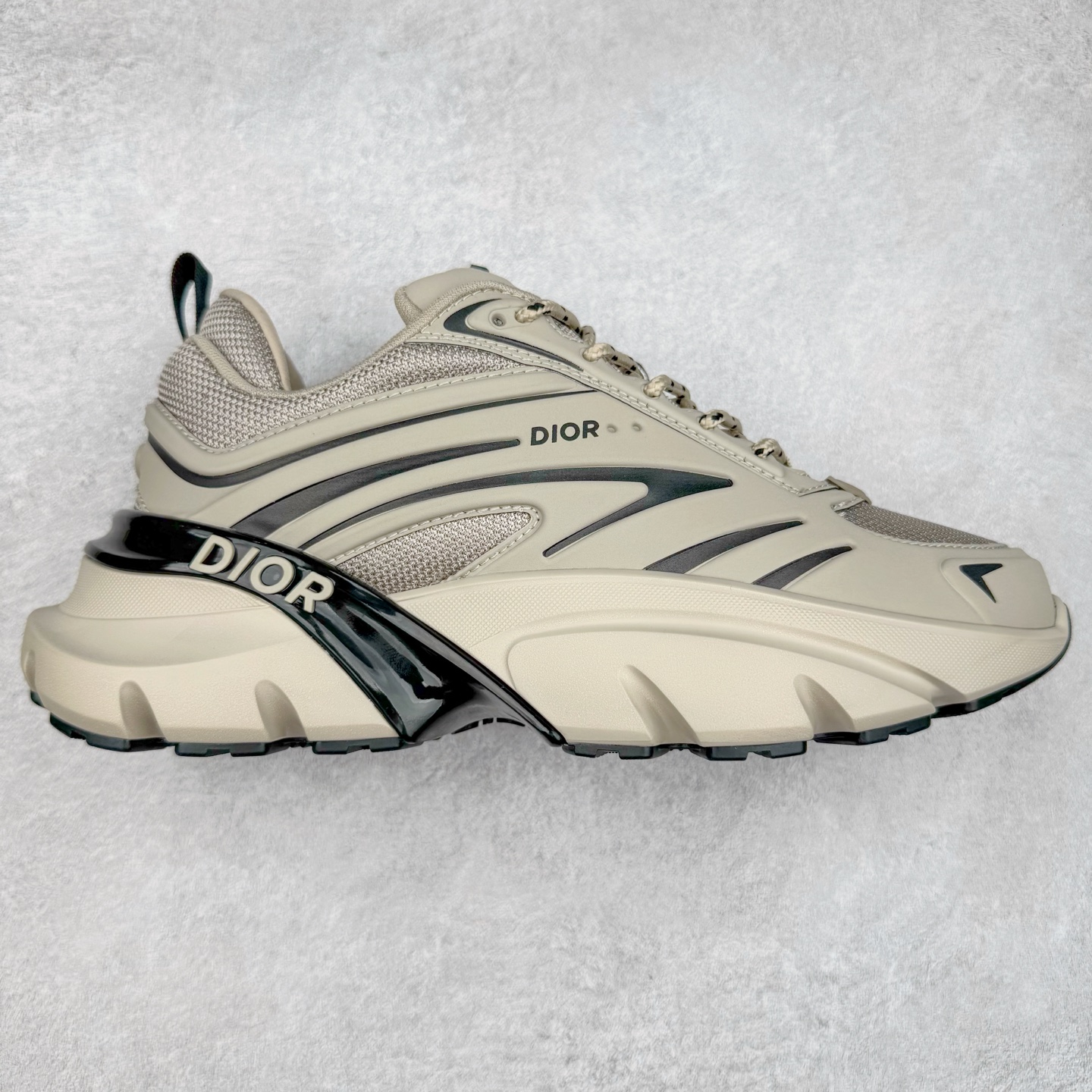 ＃GD广顶 DIOR B44 Blade 迪奥2024新款圆头系带跑步鞋 新款鞋款的特点是受到 21 世纪启发的大胆蓬松造型 B44 Blade 运动鞋采用渐变技术网布制成 配有同色技术面料面板 鞋底上配有对比鲜明的 Blade 嵌件 与跑步世界息息相关 这款运动鞋具有运动、复古未来主义的外观 配有超细纤维和帆布嵌件 并饰有标志性的“Dior”标志 点缀在鞋面、鞋跟和侧面 鞋型饰有 Dior 和Lewis Hamilton标志性饰物 悬挂在鞋眼上 而鞋面、鞋跟和侧面则饰有 Dior 标志 尺码：36 37 38 39 40 41 42 43 44 45-选品中心
