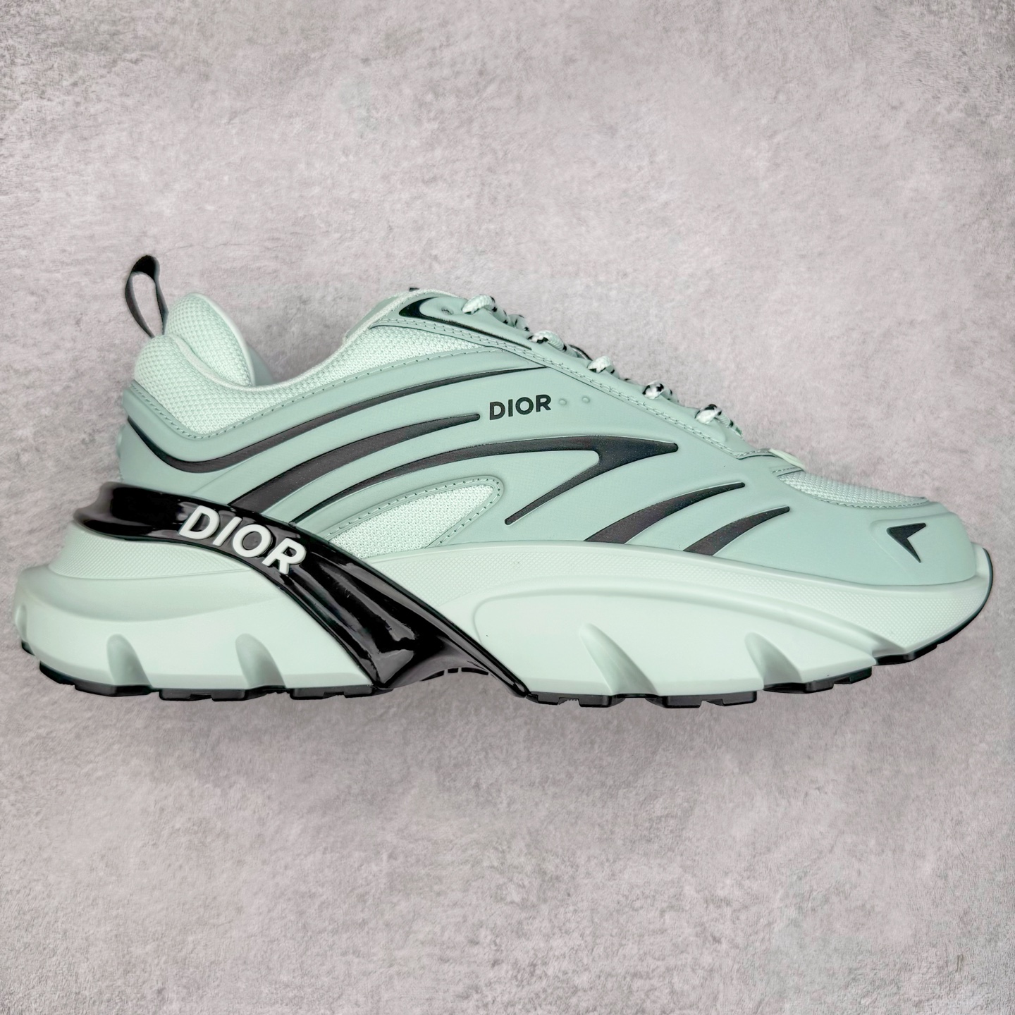 ＃GD广顶 DIOR B44 Blade 迪奥2024新款圆头系带跑步鞋 新款鞋款的特点是受到 21 世纪启发的大胆蓬松造型 B44 Blade 运动鞋采用渐变技术网布制成 配有同色技术面料面板 鞋底上配有对比鲜明的 Blade 嵌件 与跑步世界息息相关 这款运动鞋具有运动、复古未来主义的外观 配有超细纤维和帆布嵌件 并饰有标志性的“Dior”标志 点缀在鞋面、鞋跟和侧面 鞋型饰有 Dior 和Lewis Hamilton标志性饰物 悬挂在鞋眼上 而鞋面、鞋跟和侧面则饰有 Dior 标志 尺码：36 37 38 39 40 41 42 43 44 45-选品中心