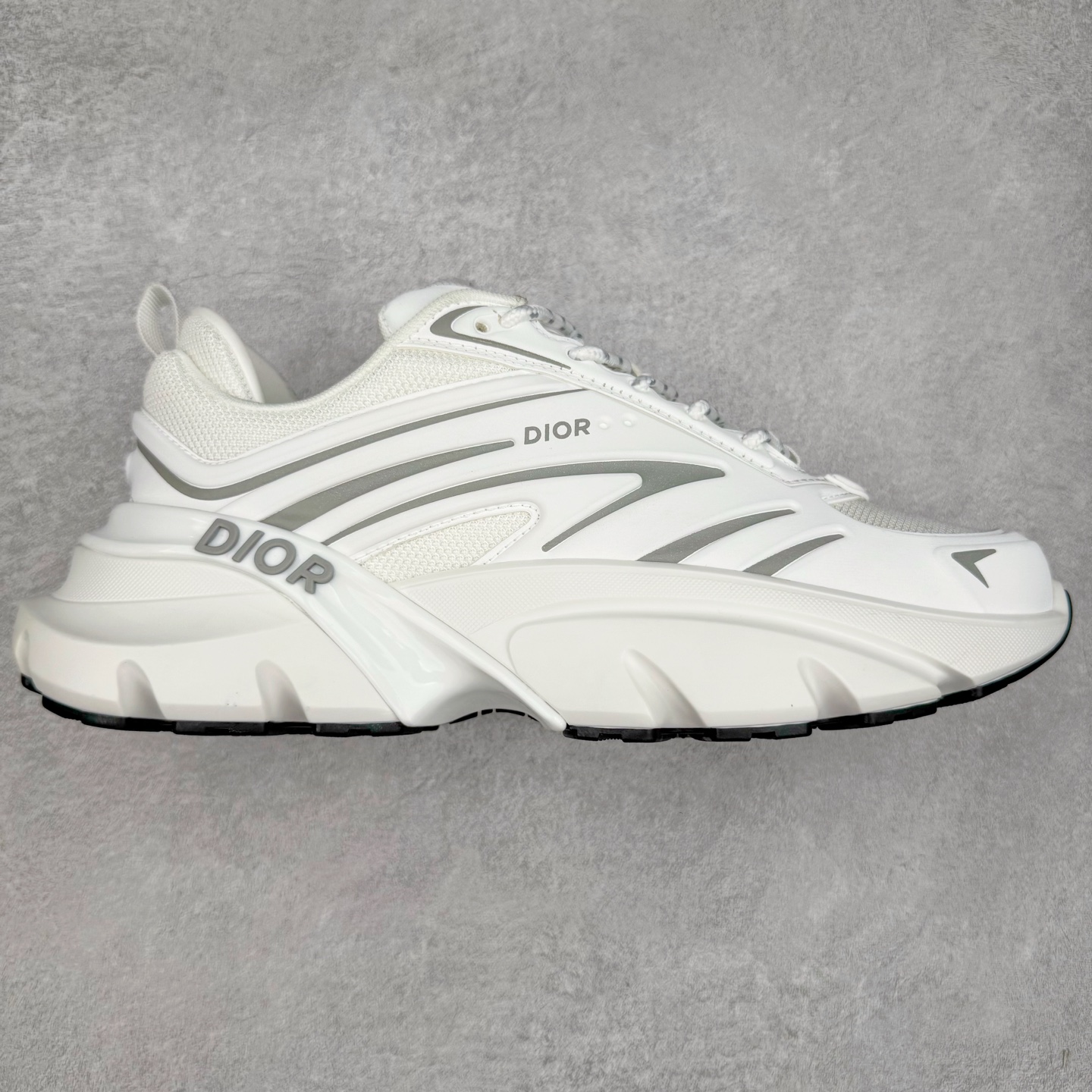 ＃GD广顶 DIOR B44 Blade 迪奥2024新款圆头系带跑步鞋 新款鞋款的特点是受到 21 世纪启发的大胆蓬松造型 B44 Blade 运动鞋采用渐变技术网布制成 配有同色技术面料面板 鞋底上配有对比鲜明的 Blade 嵌件 与跑步世界息息相关 这款运动鞋具有运动、复古未来主义的外观 配有超细纤维和帆布嵌件 并饰有标志性的“Dior”标志 点缀在鞋面、鞋跟和侧面 鞋型饰有 Dior 和Lewis Hamilton标志性饰物 悬挂在鞋眼上 而鞋面、鞋跟和侧面则饰有 Dior 标志 尺码：36 37 38 39 40 41 42 43 44 45-选品中心