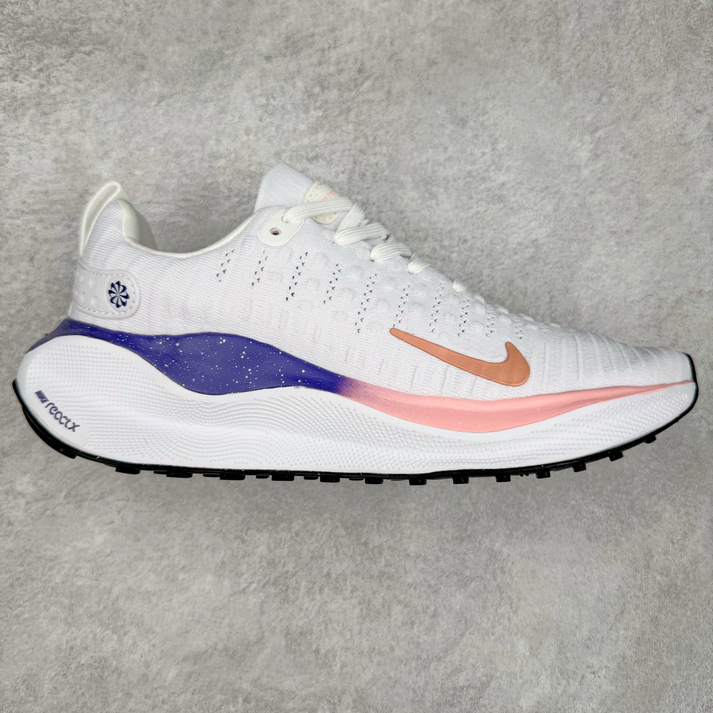 ＃福利特价 NK ZoomX Invincible Run Flyknit FK4 不可战胜4代系列轻量飞织低帮休闲运动慢跑鞋 此鞋专为短跑运动员而生 是为 5 至 10 公里距离的赛事和训练打造 整体设计采用流线型的轻质工程网眼材质构成鞋面 并与其他 Running 旗舰鞋款同样搭载全脚掌 ZoomX 缓冲中底 搭配 Pebax 物料与橡胶外底 ZoomX StreakFly 首发配色以Prototype呈现 其灵感是来自开发期间的磨损测试 透过编号的标记与内侧的预期跑步距离突出研发过程 尺码：36 36.5 37.5 38 38.5 39 40 40.5 41 42 42.5 43 44 44.5 45-选品中心