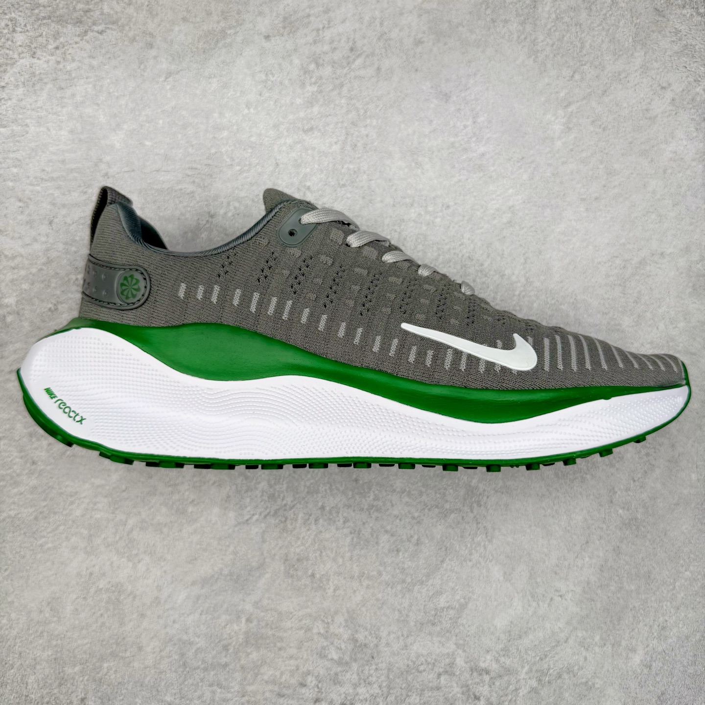 ＃福利特价 NK ZoomX Invincible Run Flyknit FK4 不可战胜4代系列轻量飞织低帮休闲运动慢跑鞋 此鞋专为短跑运动员而生 是为 5 至 10 公里距离的赛事和训练打造 整体设计采用流线型的轻质工程网眼材质构成鞋面 并与其他 Running 旗舰鞋款同样搭载全脚掌 ZoomX 缓冲中底 搭配 Pebax 物料与橡胶外底 ZoomX StreakFly 首发配色以Prototype呈现 其灵感是来自开发期间的磨损测试 透过编号的标记与内侧的预期跑步距离突出研发过程 尺码：36 36.5 37.5 38 38.5 39 40 40.5 41 42 42.5 43 44 44.5 45-选品中心