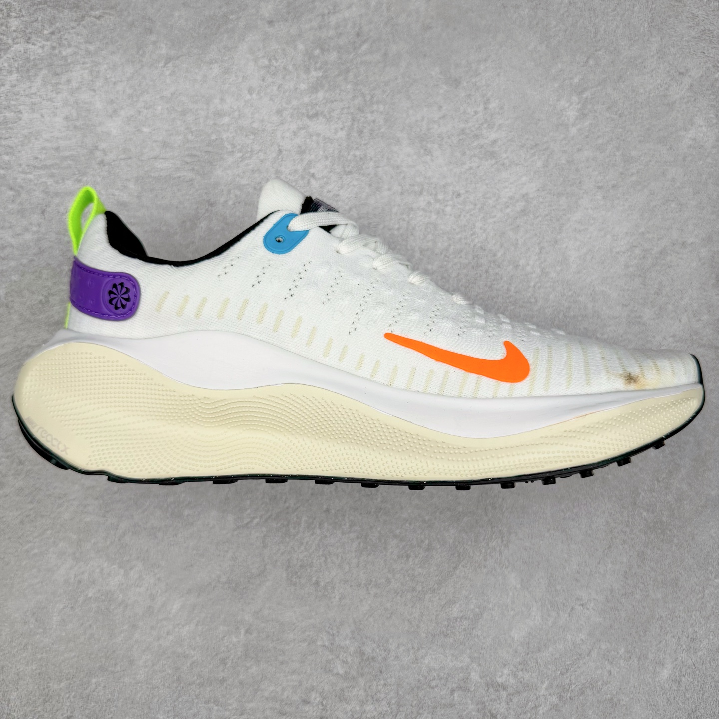 ＃福利特价 NK ZoomX Invincible Run Flyknit FK4 不可战胜4代系列轻量飞织低帮休闲运动慢跑鞋 此鞋专为短跑运动员而生 是为 5 至 10 公里距离的赛事和训练打造 整体设计采用流线型的轻质工程网眼材质构成鞋面 并与其他 Running 旗舰鞋款同样搭载全脚掌 ZoomX 缓冲中底 搭配 Pebax 物料与橡胶外底 ZoomX StreakFly 首发配色以Prototype呈现 其灵感是来自开发期间的磨损测试 透过编号的标记与内侧的预期跑步距离突出研发过程 尺码：36 36.5 37.5 38 38.5 39 40 40.5 41 42 42.5 43 44 44.5 45-选品中心