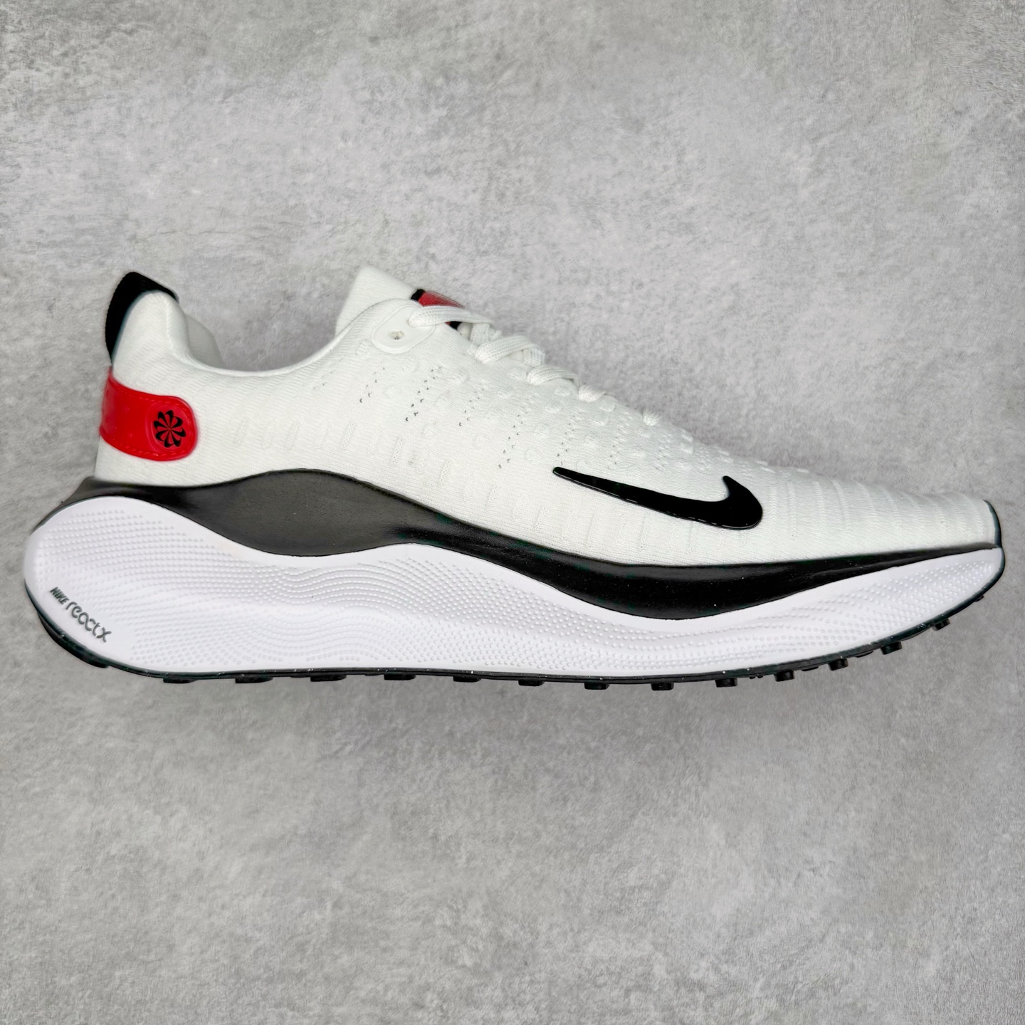 ＃福利特价 NK ZoomX Invincible Run Flyknit FK4 不可战胜4代系列轻量飞织低帮休闲运动慢跑鞋 此鞋专为短跑运动员而生 是为 5 至 10 公里距离的赛事和训练打造 整体设计采用流线型的轻质工程网眼材质构成鞋面 并与其他 Running 旗舰鞋款同样搭载全脚掌 ZoomX 缓冲中底 搭配 Pebax 物料与橡胶外底 ZoomX StreakFly 首发配色以Prototype呈现 其灵感是来自开发期间的磨损测试 透过编号的标记与内侧的预期跑步距离突出研发过程 尺码：36 36.5 37.5 38 38.5 39 40 40.5 41 42 42.5 43 44 44.5 45-选品中心