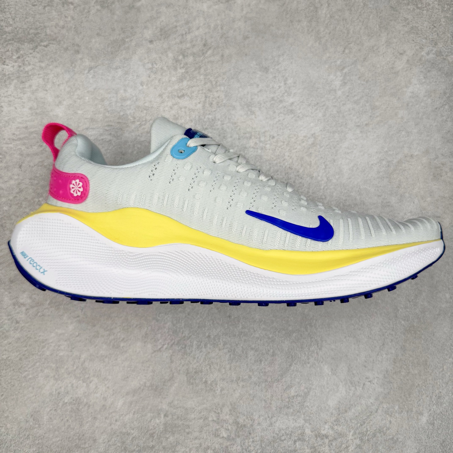 ＃福利特价 NK ZoomX Invincible Run Flyknit FK4 不可战胜4代系列轻量飞织低帮休闲运动慢跑鞋 此鞋专为短跑运动员而生 是为 5 至 10 公里距离的赛事和训练打造 整体设计采用流线型的轻质工程网眼材质构成鞋面 并与其他 Running 旗舰鞋款同样搭载全脚掌 ZoomX 缓冲中底 搭配 Pebax 物料与橡胶外底 ZoomX StreakFly 首发配色以Prototype呈现 其灵感是来自开发期间的磨损测试 透过编号的标记与内侧的预期跑步距离突出研发过程 尺码：36 36.5 37.5 38 38.5 39 40 40.5 41 42 42.5 43 44 44.5 45-选品中心