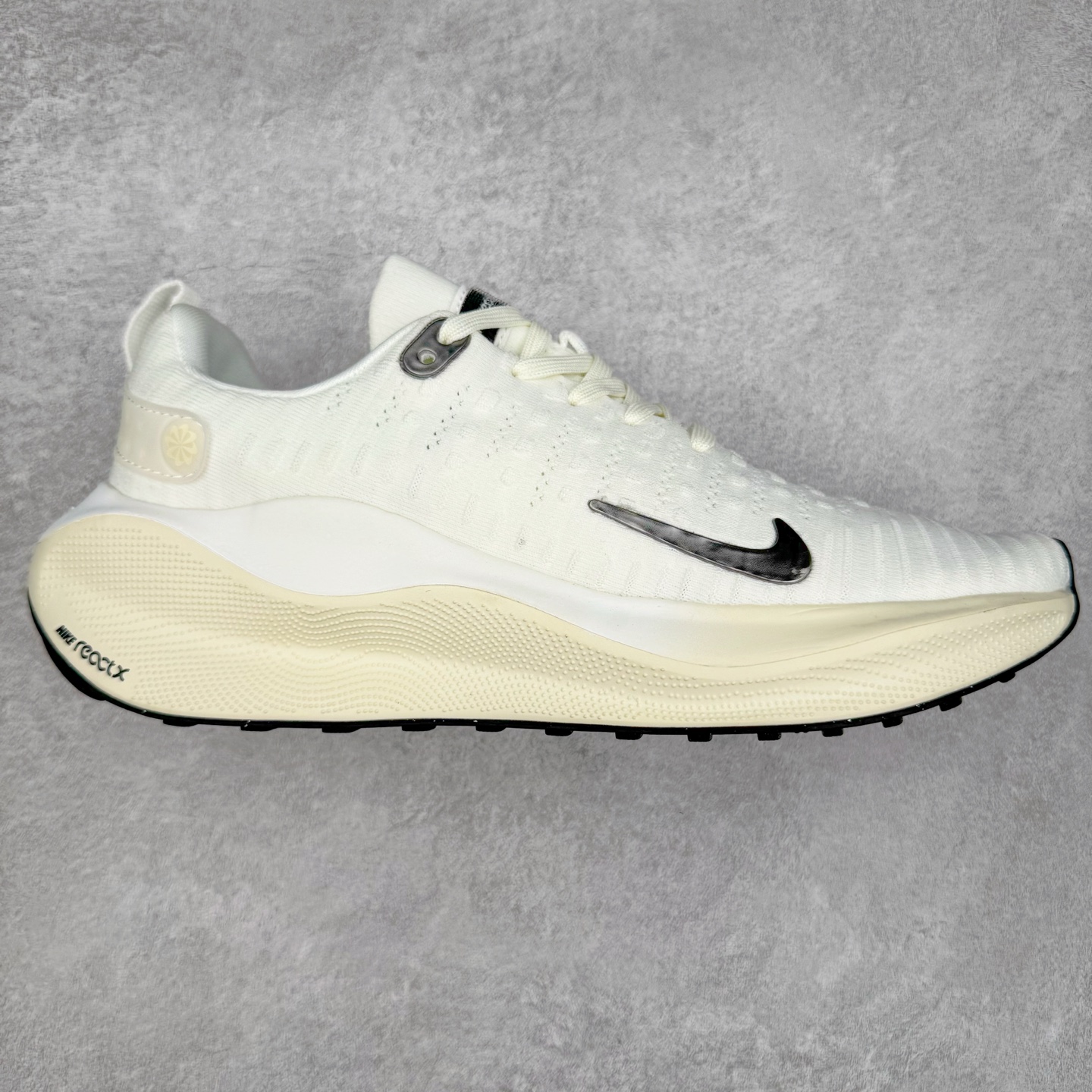 ＃福利特价 NK ZoomX Invincible Run Flyknit FK4 不可战胜4代系列轻量飞织低帮休闲运动慢跑鞋 此鞋专为短跑运动员而生 是为 5 至 10 公里距离的赛事和训练打造 整体设计采用流线型的轻质工程网眼材质构成鞋面 并与其他 Running 旗舰鞋款同样搭载全脚掌 ZoomX 缓冲中底 搭配 Pebax 物料与橡胶外底 ZoomX StreakFly 首发配色以Prototype呈现 其灵感是来自开发期间的磨损测试 透过编号的标记与内侧的预期跑步距离突出研发过程 尺码：36 36.5 37.5 38 38.5 39 40 40.5 41 42 42.5 43 44 44.5 45-选品中心