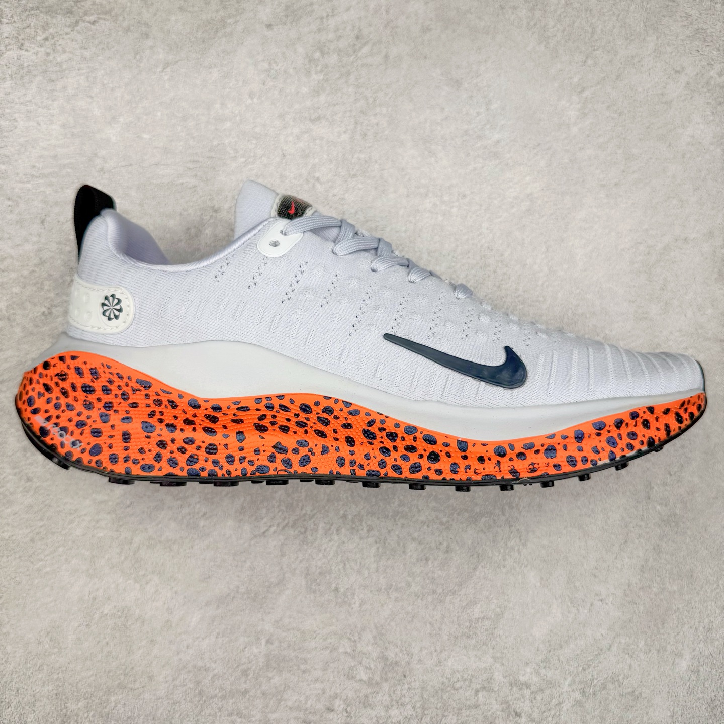 图片[5]-＃福利特价 NK ZoomX Invincible Run Flyknit FK4 不可战胜4代系列轻量飞织低帮休闲运动慢跑鞋 此鞋专为短跑运动员而生 是为 5 至 10 公里距离的赛事和训练打造 整体设计采用流线型的轻质工程网眼材质构成鞋面 并与其他 Running 旗舰鞋款同样搭载全脚掌 ZoomX 缓冲中底 搭配 Pebax 物料与橡胶外底 ZoomX StreakFly 首发配色以Prototype呈现 其灵感是来自开发期间的磨损测试 透过编号的标记与内侧的预期跑步距离突出研发过程 尺码：36 36.5 37.5 38 38.5 39 40 40.5 41 42 42.5 43 44 44.5 45-选品中心