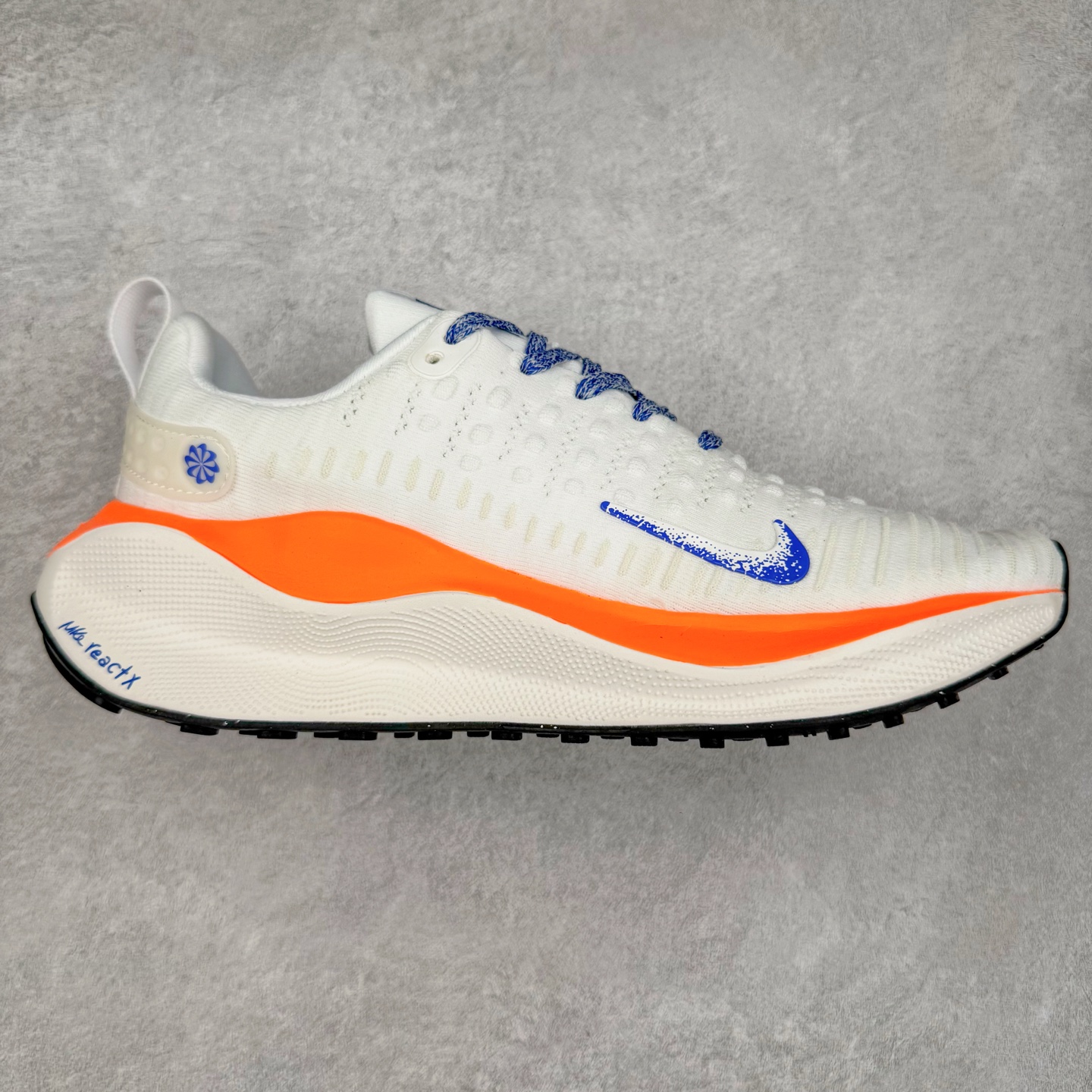 ＃福利特价 NK ZoomX Invincible Run Flyknit FK4 不可战胜4代系列轻量飞织低帮休闲运动慢跑鞋 此鞋专为短跑运动员而生 是为 5 至 10 公里距离的赛事和训练打造 整体设计采用流线型的轻质工程网眼材质构成鞋面 并与其他 Running 旗舰鞋款同样搭载全脚掌 ZoomX 缓冲中底 搭配 Pebax 物料与橡胶外底 ZoomX StreakFly 首发配色以Prototype呈现 其灵感是来自开发期间的磨损测试 透过编号的标记与内侧的预期跑步距离突出研发过程 尺码：36 36.5 37.5 38 38.5 39 40 40.5 41 42 42.5 43 44 44.5 45-选品中心