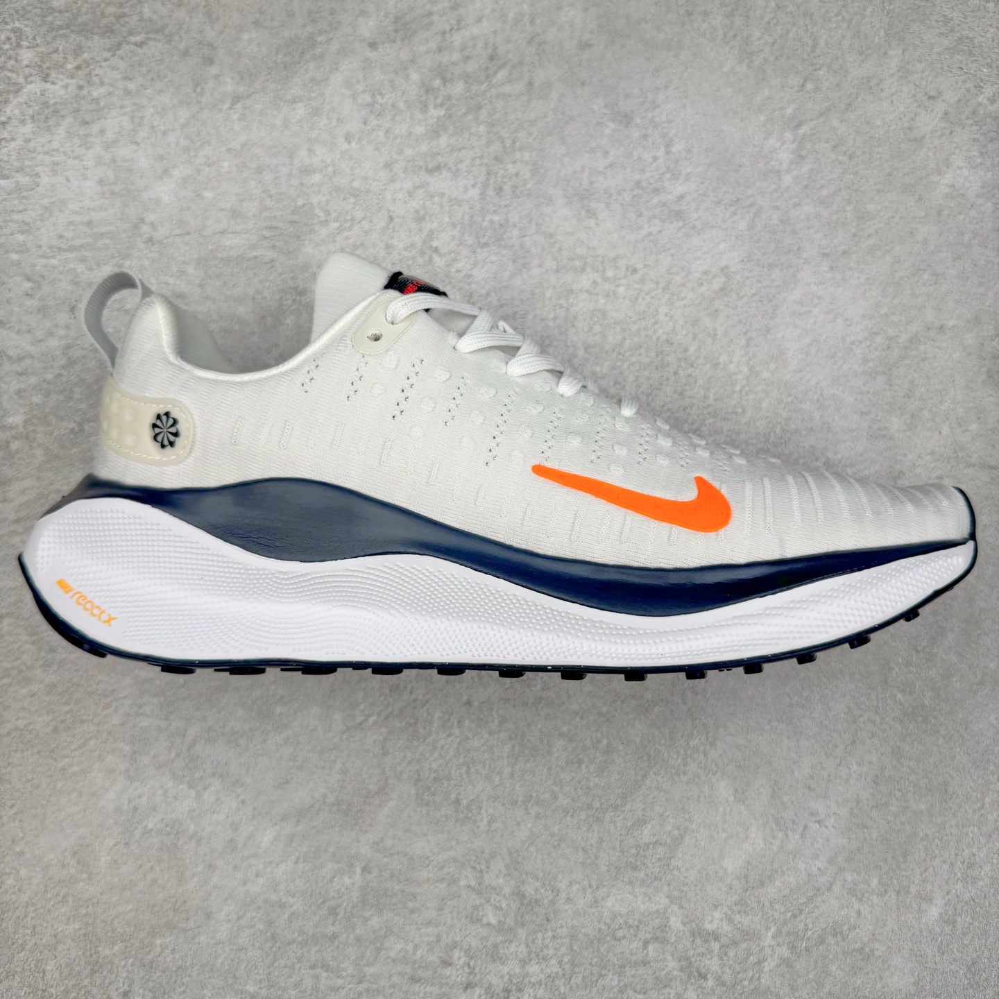 图片[5]-＃福利特价 NK ZoomX Invincible Run Flyknit FK4 不可战胜4代系列轻量飞织低帮休闲运动慢跑鞋 此鞋专为短跑运动员而生 是为 5 至 10 公里距离的赛事和训练打造 整体设计采用流线型的轻质工程网眼材质构成鞋面 并与其他 Running 旗舰鞋款同样搭载全脚掌 ZoomX 缓冲中底 搭配 Pebax 物料与橡胶外底 ZoomX StreakFly 首发配色以Prototype呈现 其灵感是来自开发期间的磨损测试 透过编号的标记与内侧的预期跑步距离突出研发过程 尺码：36 36.5 37.5 38 38.5 39 40 40.5 41 42 42.5 43 44 44.5 45-选品中心