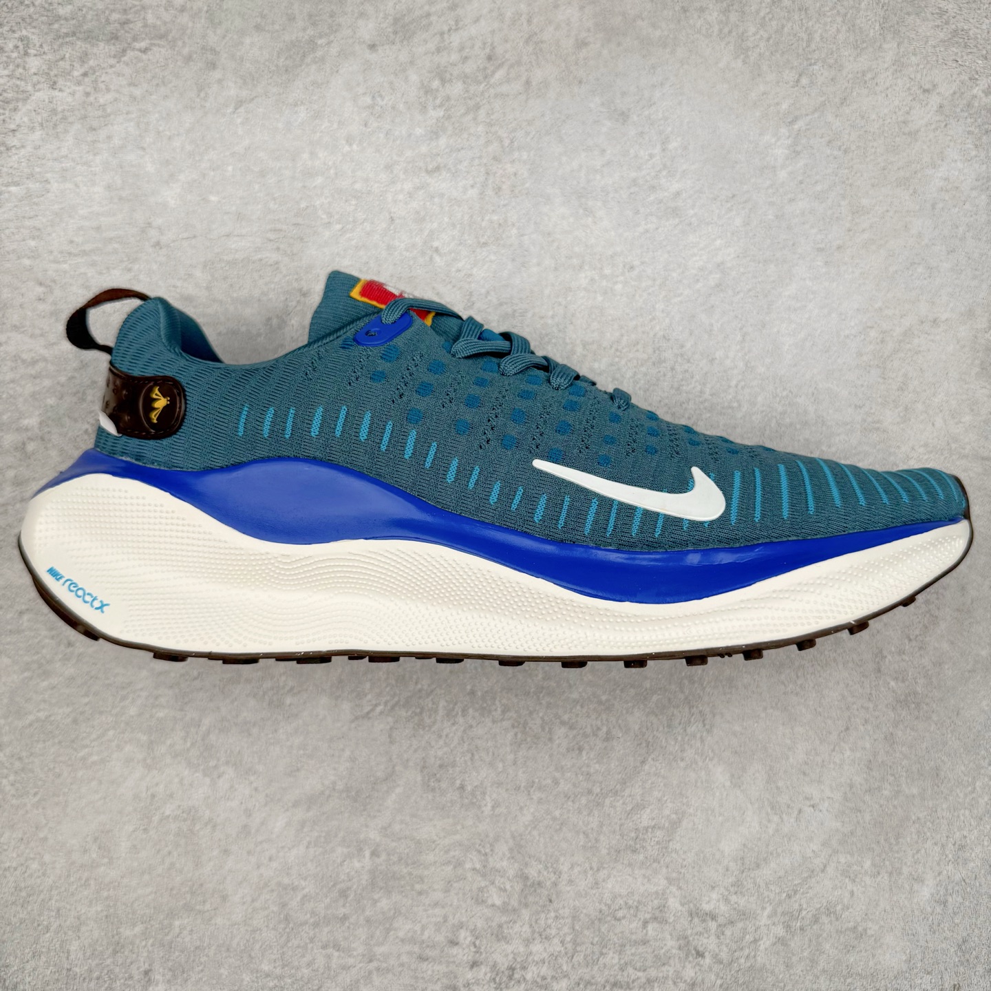 图片[8]-＃福利特价 NK ZoomX Invincible Run Flyknit FK4 不可战胜4代系列轻量飞织低帮休闲运动慢跑鞋 此鞋专为短跑运动员而生 是为 5 至 10 公里距离的赛事和训练打造 整体设计采用流线型的轻质工程网眼材质构成鞋面 并与其他 Running 旗舰鞋款同样搭载全脚掌 ZoomX 缓冲中底 搭配 Pebax 物料与橡胶外底 ZoomX StreakFly 首发配色以Prototype呈现 其灵感是来自开发期间的磨损测试 透过编号的标记与内侧的预期跑步距离突出研发过程 尺码：36 36.5 37.5 38 38.5 39 40 40.5 41 42 42.5 43 44 44.5 45-选品中心