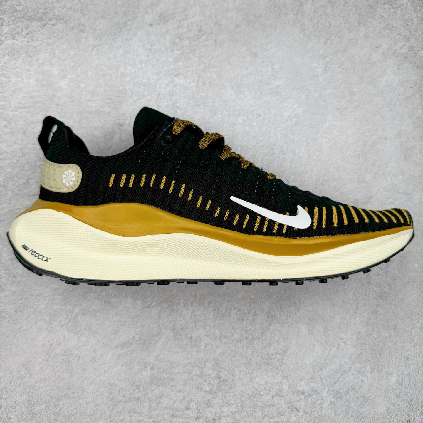 图片[6]-＃福利特价 NK ZoomX Invincible Run Flyknit FK4 不可战胜4代系列轻量飞织低帮休闲运动慢跑鞋 此鞋专为短跑运动员而生 是为 5 至 10 公里距离的赛事和训练打造 整体设计采用流线型的轻质工程网眼材质构成鞋面 并与其他 Running 旗舰鞋款同样搭载全脚掌 ZoomX 缓冲中底 搭配 Pebax 物料与橡胶外底 ZoomX StreakFly 首发配色以Prototype呈现 其灵感是来自开发期间的磨损测试 透过编号的标记与内侧的预期跑步距离突出研发过程 尺码：36 36.5 37.5 38 38.5 39 40 40.5 41 42 42.5 43 44 44.5 45-选品中心