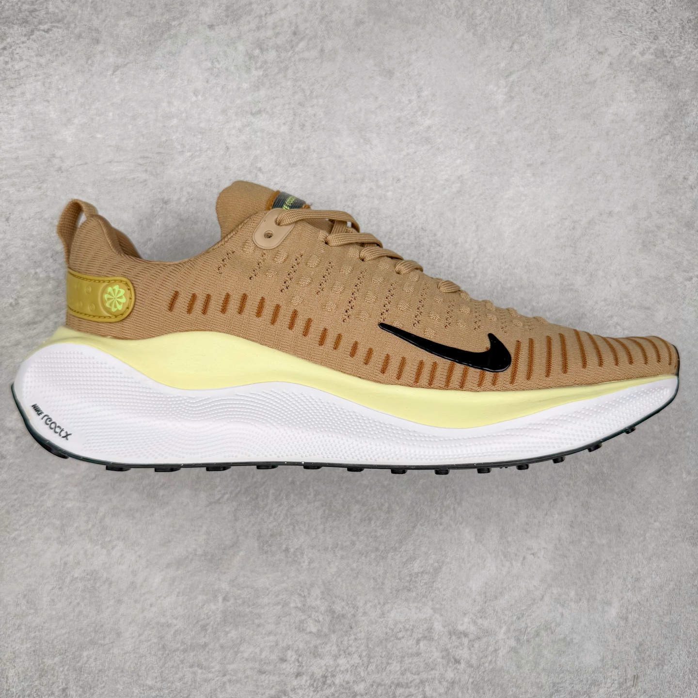 图片[2]-＃福利特价 NK ZoomX Invincible Run Flyknit FK4 不可战胜4代系列轻量飞织低帮休闲运动慢跑鞋 此鞋专为短跑运动员而生 是为 5 至 10 公里距离的赛事和训练打造 整体设计采用流线型的轻质工程网眼材质构成鞋面 并与其他 Running 旗舰鞋款同样搭载全脚掌 ZoomX 缓冲中底 搭配 Pebax 物料与橡胶外底 ZoomX StreakFly 首发配色以Prototype呈现 其灵感是来自开发期间的磨损测试 透过编号的标记与内侧的预期跑步距离突出研发过程 尺码：36 36.5 37.5 38 38.5 39 40 40.5 41 42 42.5 43 44 44.5 45-选品中心