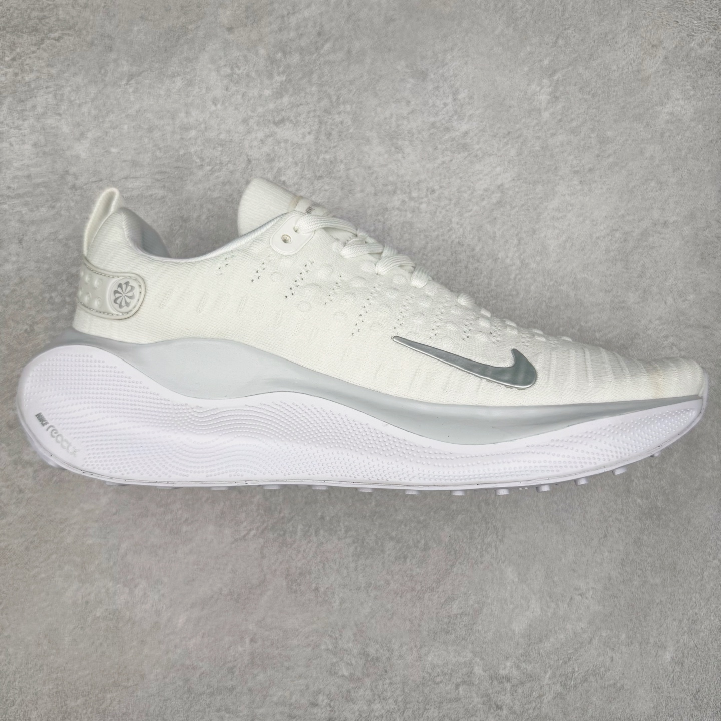 ＃福利特价 NK ZoomX Invincible Run Flyknit FK4 不可战胜4代系列轻量飞织低帮休闲运动慢跑鞋 此鞋专为短跑运动员而生 是为 5 至 10 公里距离的赛事和训练打造 整体设计采用流线型的轻质工程网眼材质构成鞋面 并与其他 Running 旗舰鞋款同样搭载全脚掌 ZoomX 缓冲中底 搭配 Pebax 物料与橡胶外底 ZoomX StreakFly 首发配色以Prototype呈现 其灵感是来自开发期间的磨损测试 透过编号的标记与内侧的预期跑步距离突出研发过程 尺码：36 36.5 37.5 38 38.5 39 40 40.5 41 42 42.5 43 44 44.5 45-选品中心