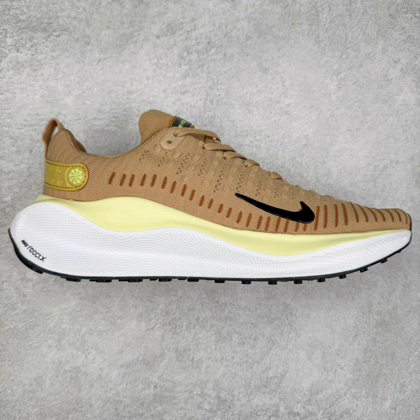 图片[7]-＃福利特价 NK ZoomX Invincible Run Flyknit FK4 不可战胜4代系列轻量飞织低帮休闲运动慢跑鞋 此鞋专为短跑运动员而生 是为 5 至 10 公里距离的赛事和训练打造 整体设计采用流线型的轻质工程网眼材质构成鞋面 并与其他 Running 旗舰鞋款同样搭载全脚掌 ZoomX 缓冲中底 搭配 Pebax 物料与橡胶外底 ZoomX StreakFly 首发配色以Prototype呈现 其灵感是来自开发期间的磨损测试 透过编号的标记与内侧的预期跑步距离突出研发过程 尺码：36 36.5 37.5 38 38.5 39 40 40.5 41 42 42.5 43 44 44.5 45-选品中心