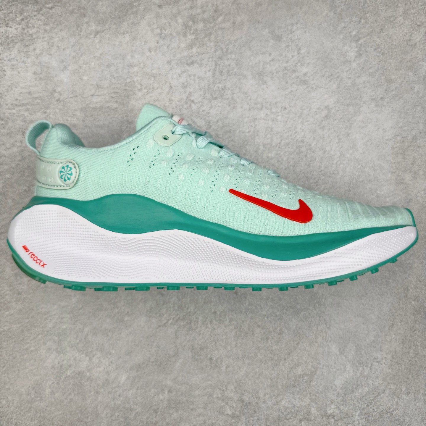 图片[2]-＃福利特价 NK ZoomX Invincible Run Flyknit FK4 不可战胜4代系列轻量飞织低帮休闲运动慢跑鞋 此鞋专为短跑运动员而生 是为 5 至 10 公里距离的赛事和训练打造 整体设计采用流线型的轻质工程网眼材质构成鞋面 并与其他 Running 旗舰鞋款同样搭载全脚掌 ZoomX 缓冲中底 搭配 Pebax 物料与橡胶外底 ZoomX StreakFly 首发配色以Prototype呈现 其灵感是来自开发期间的磨损测试 透过编号的标记与内侧的预期跑步距离突出研发过程 尺码：36 36.5 37.5 38 38.5 39 40 40.5 41 42 42.5 43 44 44.5 45-选品中心