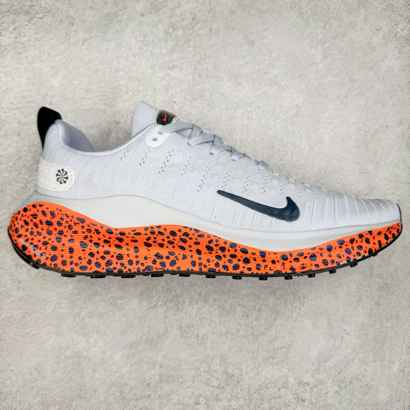 图片[3]-＃福利特价 NK ZoomX Invincible Run Flyknit FK4 不可战胜4代系列轻量飞织低帮休闲运动慢跑鞋 此鞋专为短跑运动员而生 是为 5 至 10 公里距离的赛事和训练打造 整体设计采用流线型的轻质工程网眼材质构成鞋面 并与其他 Running 旗舰鞋款同样搭载全脚掌 ZoomX 缓冲中底 搭配 Pebax 物料与橡胶外底 ZoomX StreakFly 首发配色以Prototype呈现 其灵感是来自开发期间的磨损测试 透过编号的标记与内侧的预期跑步距离突出研发过程 尺码：36 36.5 37.5 38 38.5 39 40 40.5 41 42 42.5 43 44 44.5 45-选品中心