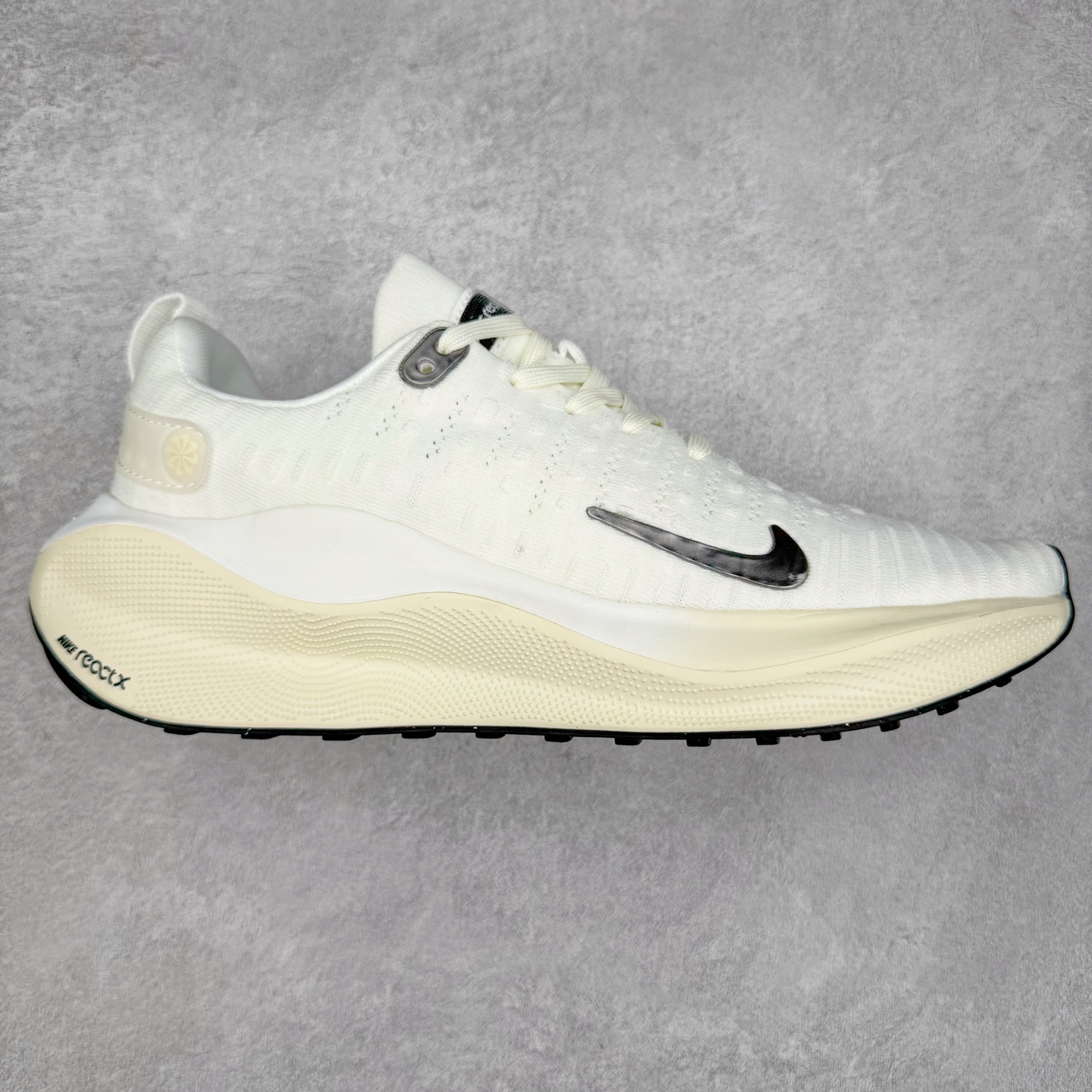 图片[6]-＃福利特价 NK ZoomX Invincible Run Flyknit FK4 不可战胜4代系列轻量飞织低帮休闲运动慢跑鞋 此鞋专为短跑运动员而生 是为 5 至 10 公里距离的赛事和训练打造 整体设计采用流线型的轻质工程网眼材质构成鞋面 并与其他 Running 旗舰鞋款同样搭载全脚掌 ZoomX 缓冲中底 搭配 Pebax 物料与橡胶外底 ZoomX StreakFly 首发配色以Prototype呈现 其灵感是来自开发期间的磨损测试 透过编号的标记与内侧的预期跑步距离突出研发过程 尺码：36 36.5 37.5 38 38.5 39 40 40.5 41 42 42.5 43 44 44.5 45-选品中心