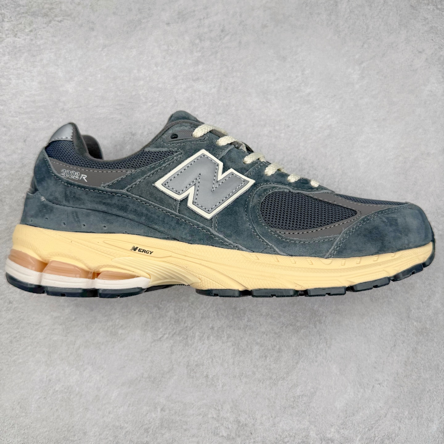 ＃特价福利 New Balance NB2002系列 男女休闲慢跑鞋 必备的时髦单品之一 最新出的2002R系列 这款延续了经典科技 升级版N-ERGY缓震物料机能与材质上脚太舒适了 鞋面的柔软麂皮搭配尼龙网布 特别透气而且还复古感 不管是搭配牛仔裤还工装裤都是百搭！小红书众多博主上脚推荐！实拍调校N版已经零色差零失真 百分百还原实物色彩所见即所得 不存在货不对板色差等低级问题 选购参考实物拍摄 不混卖不参货 只用心做好货严格选品 承诺混一赔十 尺码：36 36.5 37 37.5 38 38.5 39.5 40 40.5 41.5 42 42.5 43 44 45-选品中心