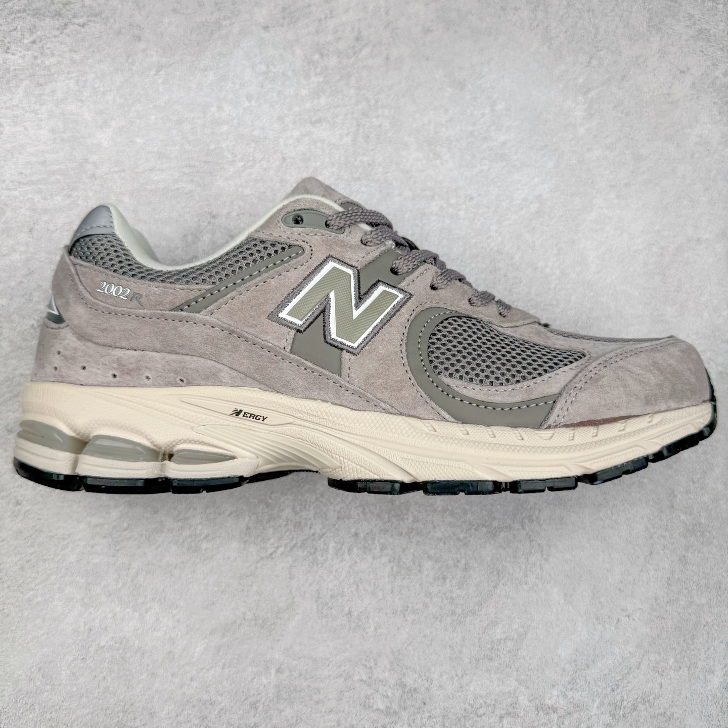 ＃特价福利 New Balance NB2002系列 男女休闲慢跑鞋 必备的时髦单品之一 最新出的2002R系列 这款延续了经典科技 升级版N-ERGY缓震物料机能与材质上脚太舒适了 鞋面的柔软麂皮搭配尼龙网布 特别透气而且还复古感 不管是搭配牛仔裤还工装裤都是百搭！小红书众多博主上脚推荐！实拍调校N版已经零色差零失真 百分百还原实物色彩所见即所得 不存在货不对板色差等低级问题 选购参考实物拍摄 不混卖不参货 只用心做好货严格选品 承诺混一赔十 尺码：36 36.5 37 37.5 38 38.5 39.5 40 40.5 41.5 42 42.5 43 44 45-选品中心