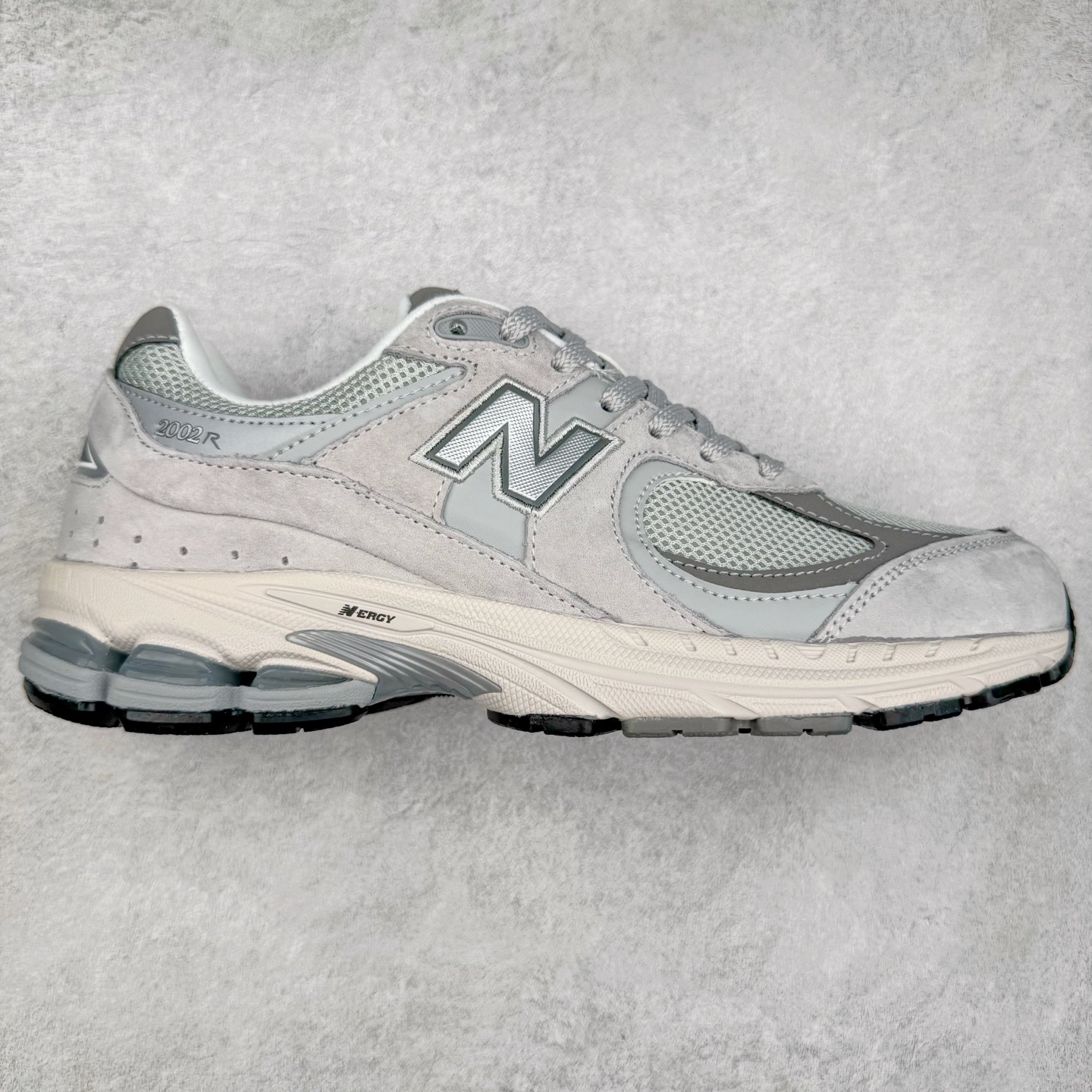 ＃特价福利 New Balance NB2002系列 男女休闲慢跑鞋 必备的时髦单品之一 最新出的2002R系列 这款延续了经典科技 升级版N-ERGY缓震物料机能与材质上脚太舒适了 鞋面的柔软麂皮搭配尼龙网布 特别透气而且还复古感 不管是搭配牛仔裤还工装裤都是百搭！小红书众多博主上脚推荐！实拍调校N版已经零色差零失真 百分百还原实物色彩所见即所得 不存在货不对板色差等低级问题 选购参考实物拍摄 不混卖不参货 只用心做好货严格选品 承诺混一赔十 尺码：36 36.5 37 37.5 38 38.5 39.5 40 40.5 41.5 42 42.5 43 44 45-选品中心