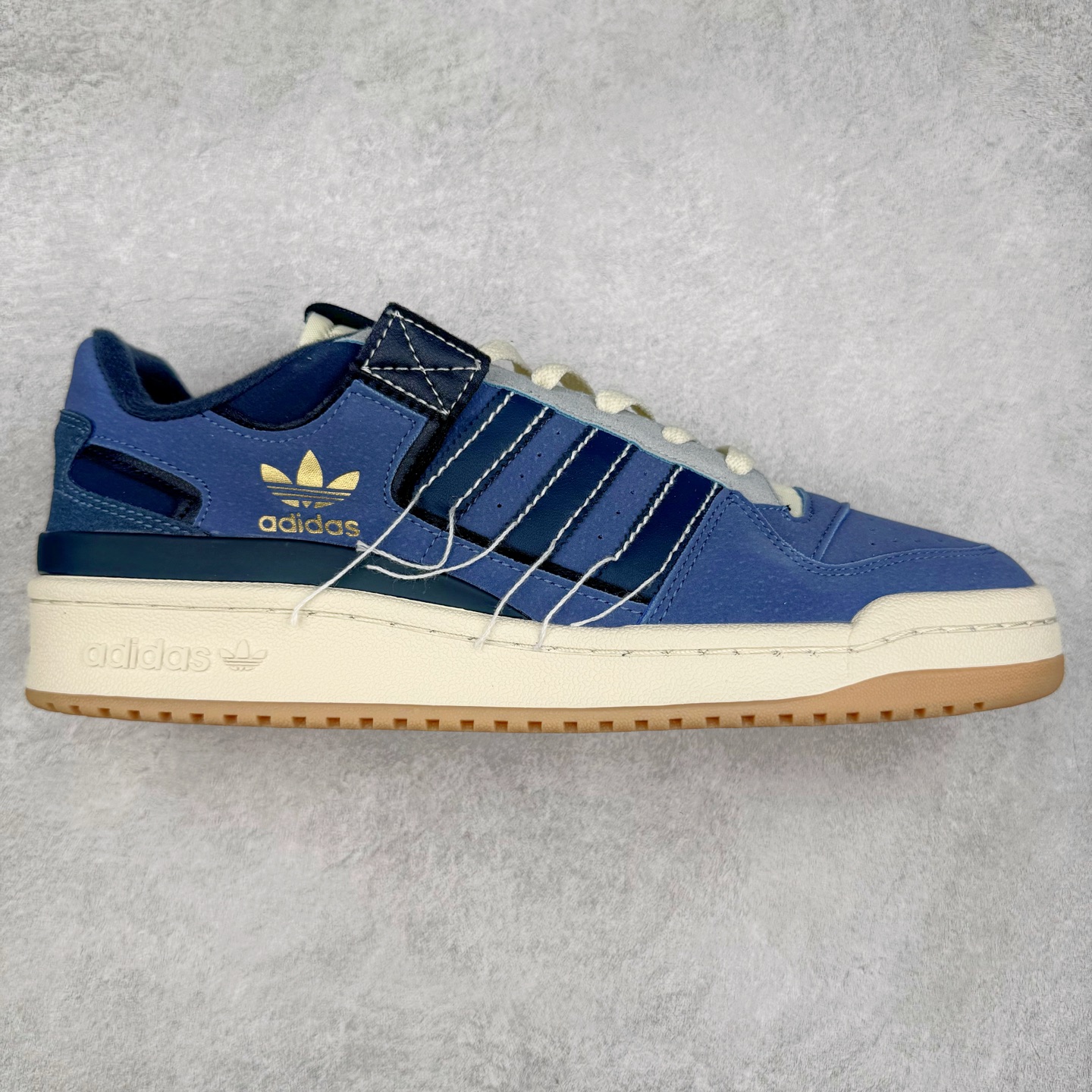 AD Forum 84 Low OG 低帮百搭潮流休闲运动板鞋 以复古篮球鞋的外形为基础 采用皮革拼接 简约百搭 更加贴合舒适 中底内侧网格造型起到点睛之笔 外底橡胶 更显复古 尺码：36 36.5 37.5 38 38.5 39 40 40.5 41 42 42.5 43 44 44.5 45-选品中心