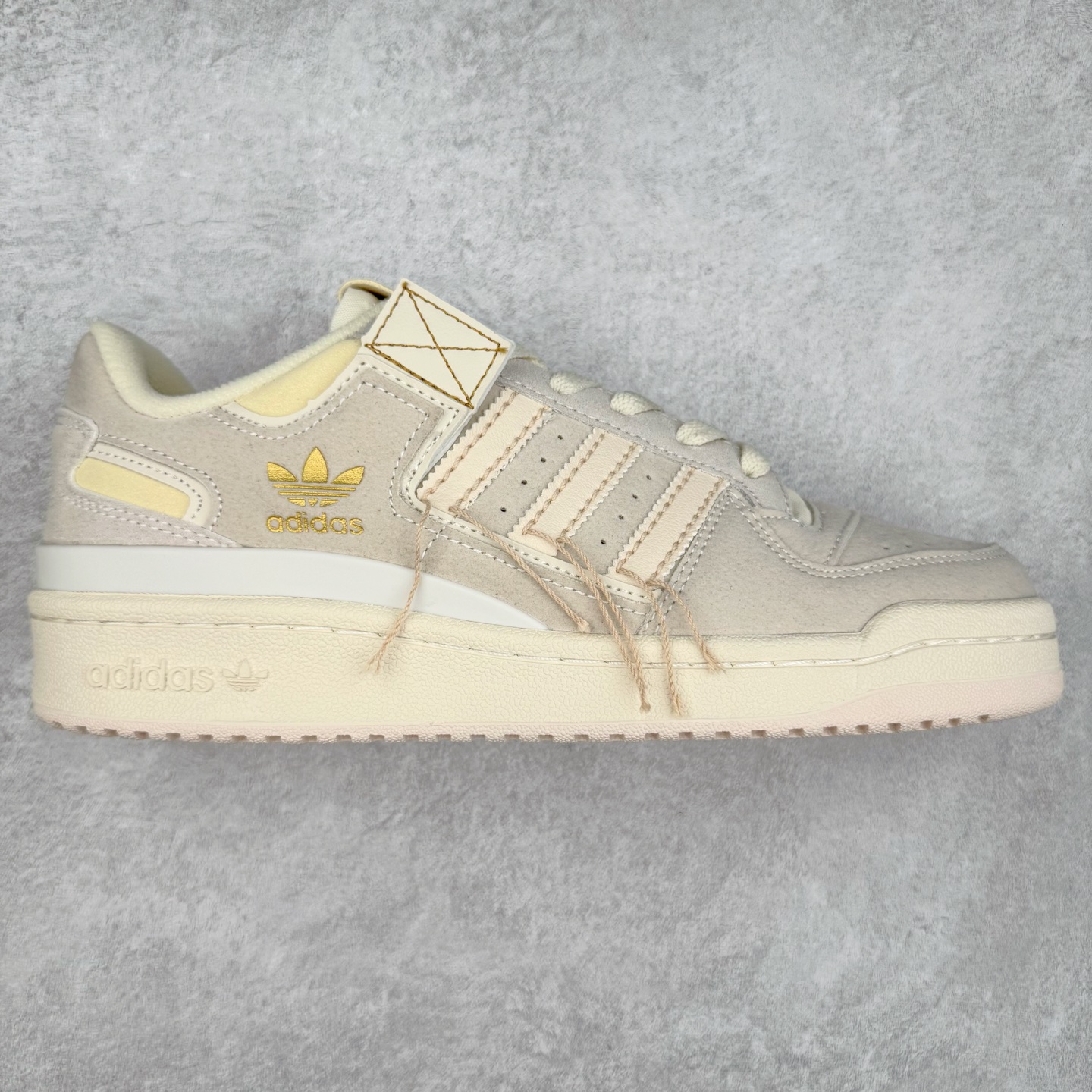 AD Forum 84 Low OG 低帮百搭潮流休闲运动板鞋 以复古篮球鞋的外形为基础 采用皮革拼接 简约百搭 更加贴合舒适 中底内侧网格造型起到点睛之笔 外底橡胶 更显复古 尺码：36 36.5 37.5 38 38.5 39 40 40.5 41 42 42.5 43 44 44.5 45-选品中心