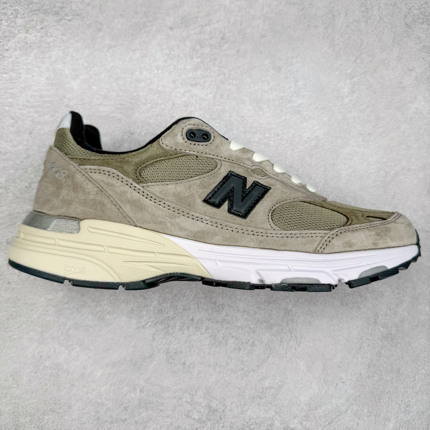 ＃K版纯原 JJJJound x New Balance M993JJ 新百伦NB993联名总统复古慢跑鞋 灰棕 鞋身以网眼鞋面结合同色系优质麂皮革构成，鞋舌处点缀 New Balance Made In USA 同色系刺绣标识，彰显鞋款身份。鞋侧点缀银色 \\\”993\\\” 字样，丰富鞋身设计的同时，构建时尚外观。鞋款搭载 ABZORB 缓震系统，通过缓冲和抗压性的结合来吸收冲击力，舒适功能升级。同时搭配泛黄做旧中底，打造丰富层次感，缔造出色复古韵味。尺码：36 37 37.5 38 38.5 39 40 40.5 41.5 42 42.5 43 44 44.5 45-选品中心