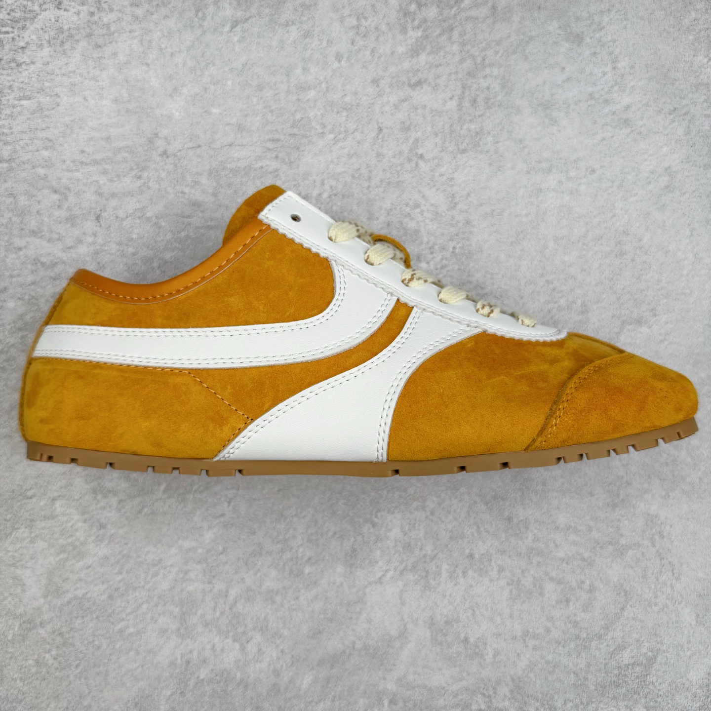 GG-CC阿甘德训鞋2.0系列复古风芭蕾舞鞋GGCC薄底百搭休闲运动鞋系列 广东大厂品质 25ss春季新款 全手工拉帮工艺成型 反绒牛皮革拼接头层皮饰片鞋面材质 鞋身原装高密度防刮尼龙面料,极好柔软效果 双春日踏青舒适度和少女感 德训鞋界的白月光🌙 长时间走路和站立都不累脚 不管怎么搭配都好看 尺码：35 36 37 38 39 40-选品中心