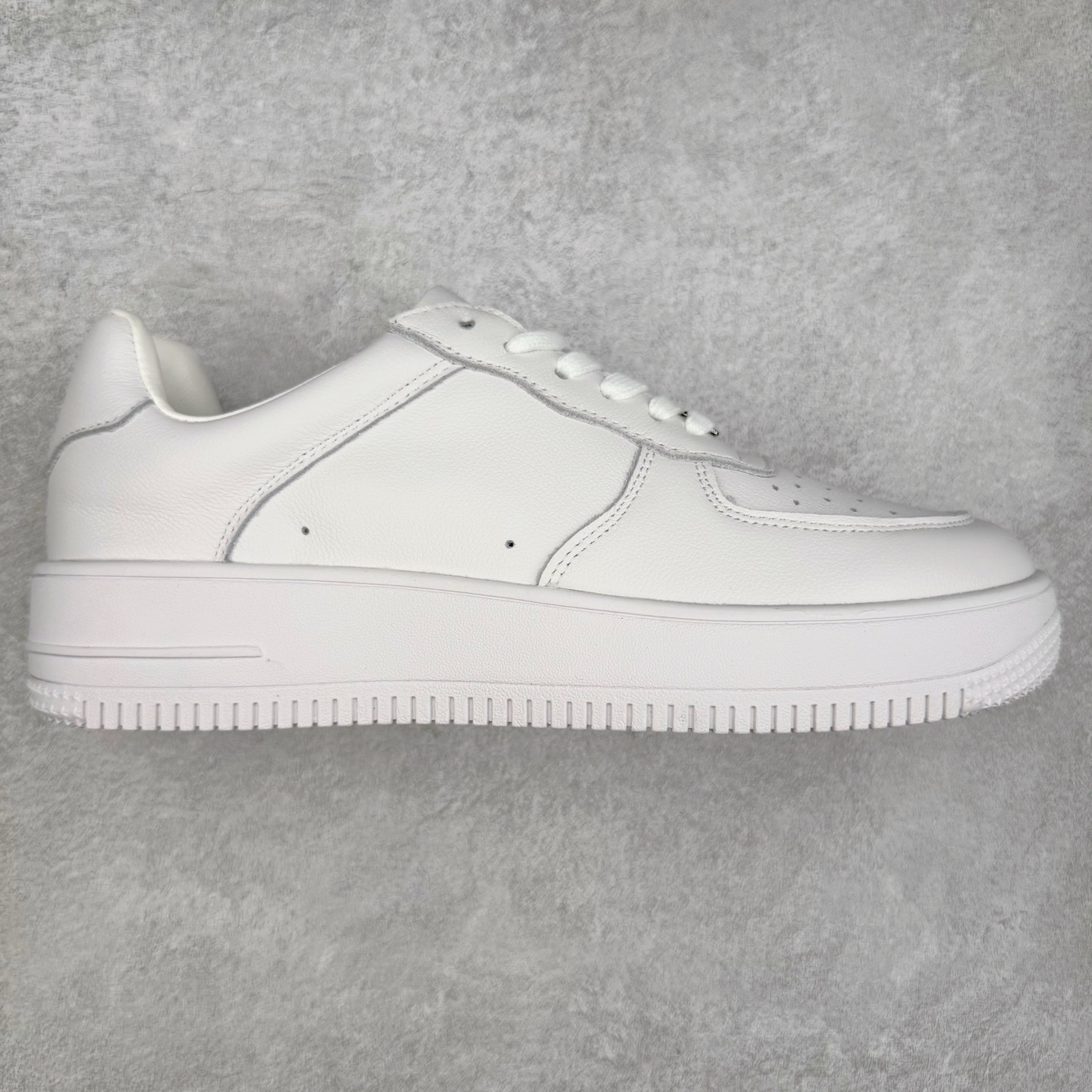 GG-CC Chunky Low 低帮复古休闲运动板鞋 广东大厂品质 采用优质头层牛皮鞋面材质全手工拉帮工艺成型 穿上它腿部线条直接拉满 搭配牛仔裤、裙子还是运动装都能轻松驾驭各种风格,它是真的百搭! GGCC高档银盒 大长腿既视感轻松拿捏 长时间走路和站立都不累脚 不管怎么搭配都好看 尺码:35 36 37 38 39 40-选品中心