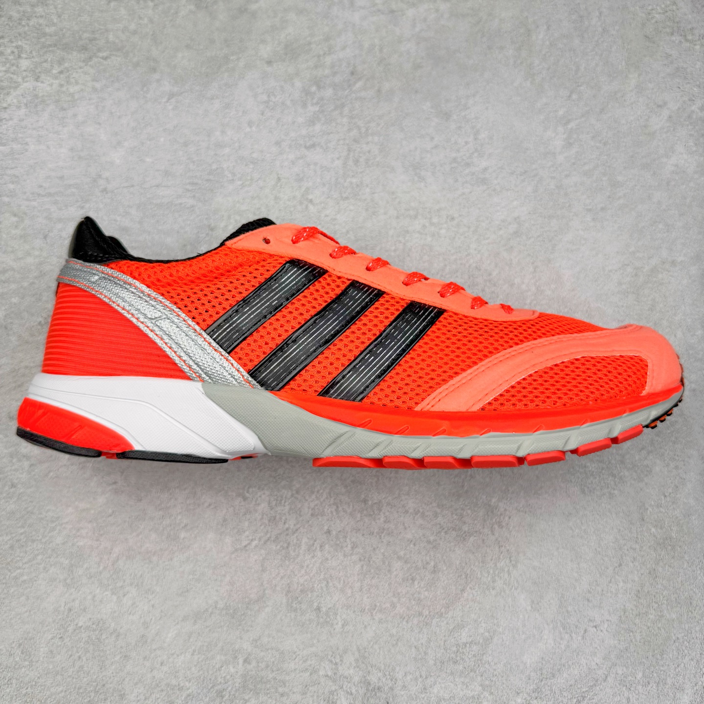 BAD BUNNY x AD Originals ADIZERO SL 72 联名柔软舒适防滑耐磨低帮生活休闲鞋 IH0971 此番 Bad Bunny 和 adidas 以 Adizero SL 72 为蓝本，推出 3 款不同配色，设计灵感汲取自复古跑鞋 SL 72 ，将经典元素与现代风尚相融合，打造出别具一格的鞋履。鞋面采用多层次叠加设计，很有层次感，吸引人。选用华夫格网、绒面革、皮革和灯芯绒等优质材料。鞋身上的 “ Para Bad Bunny ”中足标识与双阿迪达斯标志，彰显了双方的合作身份。搭载 Adizero 泡棉中底，确保卓越的舒适性与性能表现。尺码：36 36.5 37.5 38 38.5 39 40 40.5 41 42 42.5 43 44 44.5 45-选品中心