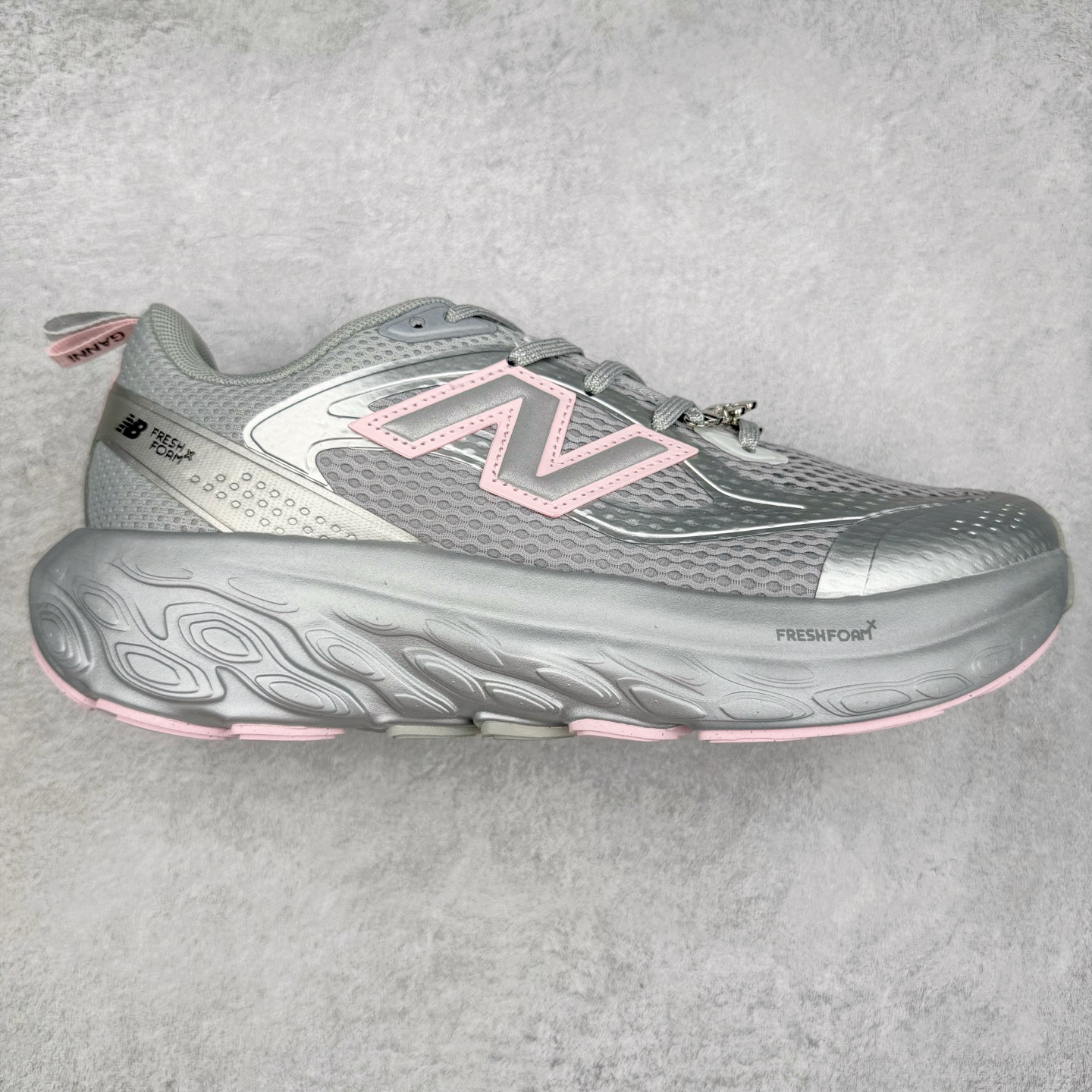 GANNI × New Balance NB Fresh Foam TRAINER UTRNGA “Silver Metallic”舒适百搭防滑耐磨联名款慢跑鞋 货号:UTRNGA 尺码:36 37 38 39 40-选品中心