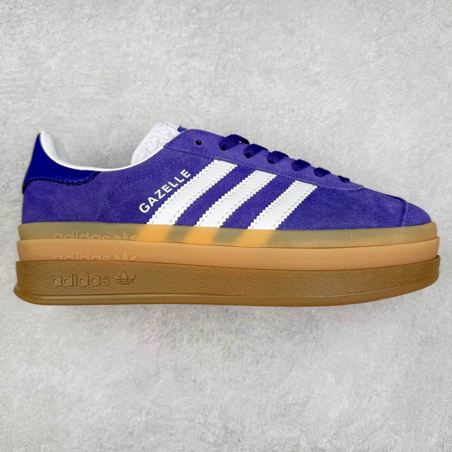 AD Originals Gazelle Bold W 羚羊松糕系列复古百搭厚底增高低帮休闲运动板鞋 IE0419 新的一年就要换新的打扮啦！除了设定变美、健身、减肥等目标外，你已经可以利用鞋子来“偷偷改善身材比例”的愿望了！ 因为有一句话。身高不够。鞋子来凑~赶快入手以下各大运动品牌最新推出的“厚底增高运动鞋”吧。 是最好穿最百搭的长腿神器。 重点是……不仅价格不错～鞋子也不错啊！Originals的Gazelle Bold鞋款打造出「超厚底版本」！延续流线鞋型、经典麂皮材质、白色三条线和侧面烫金标志的复古外型，奶油白鞋底高度直接乘3，出门搭上它，保证一路步步高升。尺码：36 36⅔ 37⅓ 38 38⅔ 39⅓ 40 40.5 41 42-选品中心