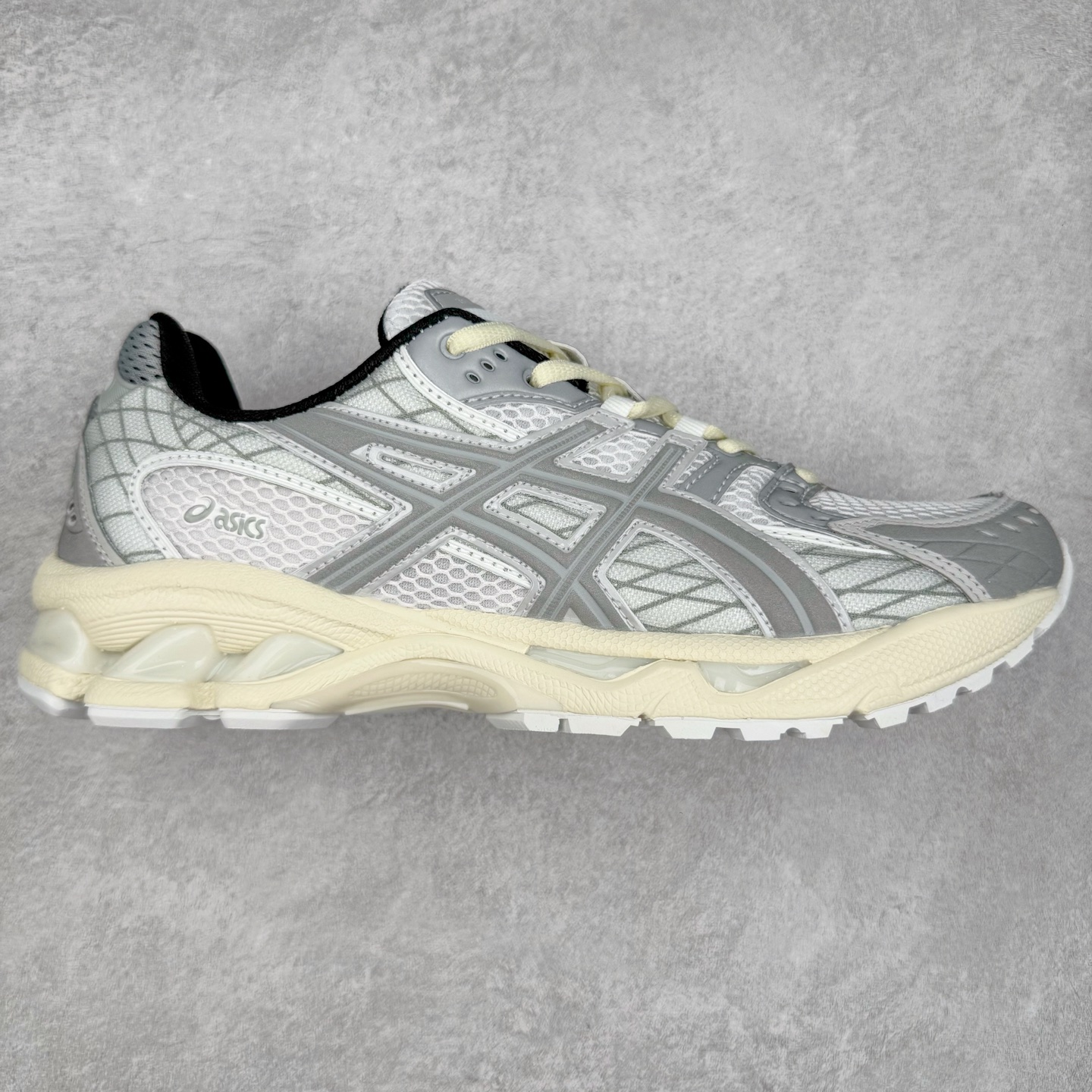 ASICS Gel-Nimbus 10.1 亚瑟士雨云10.1代系列轻量缓震休闲运动跑步鞋 近年来，运动鞋市场迎来了一个新的设计潮流：通过融合艺术与技术，赋予运动鞋更多的时尚元素和创新设计。作为市场中的领导者之一，ASICS（亚瑟士）一向以其技术创新和卓越的鞋款设计著称。而另一个前卫的实验鞋类品牌EMPTY BEHAVIOR，以其非凡的创意和探索，尤其对未来主义和非传统材料的热情撞击，从业界中脱颖而出。两者的合作，以推出特别版的GEL-NIMBUS™ 10.1鞋款——主题为“EVEN MY SHOE IS ART”为标志，为运动鞋设计涉入一个全新的高度。尺码：36 37 37.5 38 39 39.5 40.5 41.5 42 42.5 43.5 44 44.5 45-选品中心