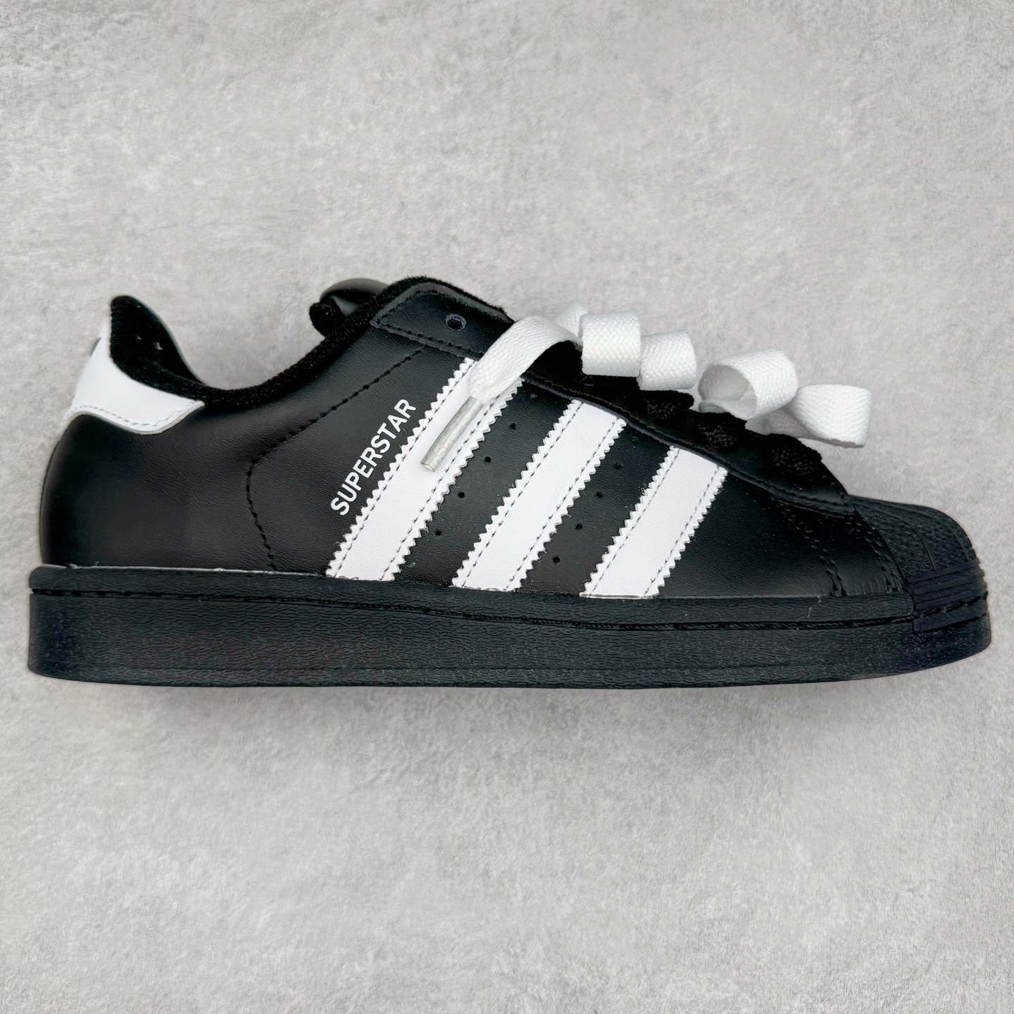 AD Originals Superstar 经典复古贝壳头板鞋 JI0079 诞生于1969年 是第一双将全皮面鞋 身与橡胶鞋头结合在一起的低帮篮球鞋 Superstar最开始 是作为高帮篮球鞋Pro Model的低帮版本而出现的 但因为其独特和醒目的橡胶鞋头造型而让大家熟知 被大家形象地称为\\\”shelltoe\\\”贝壳头 在70年代的美国职业篮球场上 接近3/4的NBA球员都将这双Superstar作为场上用鞋 80年代之后 经过不断的改良和发展 Superstar逐渐成为横跨时装、音乐、街头文化、休闲和运动等各大领域的时尚潮鞋 尺码：36 36.5 37 38 38.5 39 40 40.5 41 42 42.5 43 44 44.5 45-选品中心