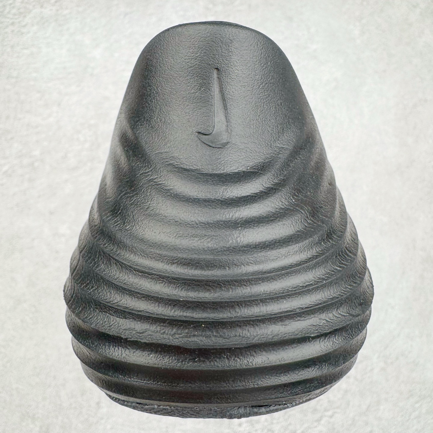 图片[8]-＃DC纯原 NK ReactX Rejuven8 简约舒适百搭洞洞鞋 重金购入原鞋及原档案磨具生产指令开发 唯一正确组合大底 组合侧面Logo 鞋头不过分上翘 后跟Logo 凹凸明显 轮廓分明 LOGO内侧钢印清晰工整 原厂磨具全鞋无多余毛边 同源公司EVA粒子环保塑料 原厂指令配方 无任何异味 弹性卡色均保持原鞋一致 匠心打造 鞋口弧度大小 鞋面色泽质感同步原鞋 LOGO内侧钢印清晰工整 从名字就能看出，这款鞋搭载了React X缓震科技，保证了舒适的脚感和轻盈的穿着体验。设计上，这双鞋采用了近几年非常流行的洞洞鞋风格，但特别之处在于加入了波浪纹路细节，让整个鞋型看起来更有立体感，视觉上也增添了几分现代感。尺码：36 36.5 37.5 38 38.5 39 40 40.5 41 42 42.5 43 44 44.5 45 46-选品中心