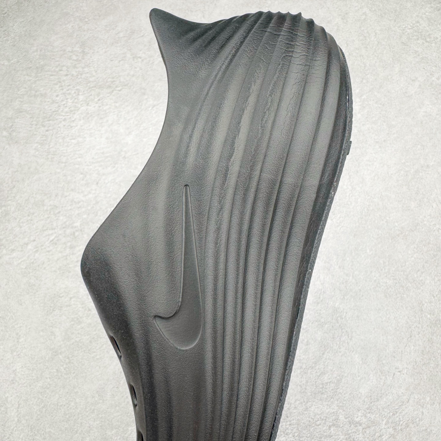 图片[7]-＃DC纯原 NK ReactX Rejuven8 简约舒适百搭洞洞鞋 重金购入原鞋及原档案磨具生产指令开发 唯一正确组合大底 组合侧面Logo 鞋头不过分上翘 后跟Logo 凹凸明显 轮廓分明 LOGO内侧钢印清晰工整 原厂磨具全鞋无多余毛边 同源公司EVA粒子环保塑料 原厂指令配方 无任何异味 弹性卡色均保持原鞋一致 匠心打造 鞋口弧度大小 鞋面色泽质感同步原鞋 LOGO内侧钢印清晰工整 从名字就能看出，这款鞋搭载了React X缓震科技，保证了舒适的脚感和轻盈的穿着体验。设计上，这双鞋采用了近几年非常流行的洞洞鞋风格，但特别之处在于加入了波浪纹路细节，让整个鞋型看起来更有立体感，视觉上也增添了几分现代感。尺码：36 36.5 37.5 38 38.5 39 40 40.5 41 42 42.5 43 44 44.5 45 46-选品中心