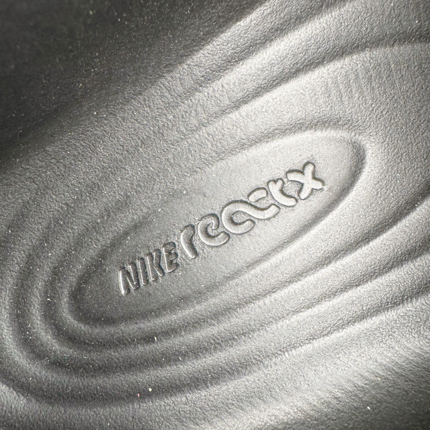 图片[16]-＃DC纯原 NK ReactX Rejuven8 简约舒适百搭洞洞鞋 重金购入原鞋及原档案磨具生产指令开发 唯一正确组合大底 组合侧面Logo 鞋头不过分上翘 后跟Logo 凹凸明显 轮廓分明 LOGO内侧钢印清晰工整 原厂磨具全鞋无多余毛边 同源公司EVA粒子环保塑料 原厂指令配方 无任何异味 弹性卡色均保持原鞋一致 匠心打造 鞋口弧度大小 鞋面色泽质感同步原鞋 LOGO内侧钢印清晰工整 从名字就能看出，这款鞋搭载了React X缓震科技，保证了舒适的脚感和轻盈的穿着体验。设计上，这双鞋采用了近几年非常流行的洞洞鞋风格，但特别之处在于加入了波浪纹路细节，让整个鞋型看起来更有立体感，视觉上也增添了几分现代感。尺码：36 36.5 37.5 38 38.5 39 40 40.5 41 42 42.5 43 44 44.5 45 46-选品中心