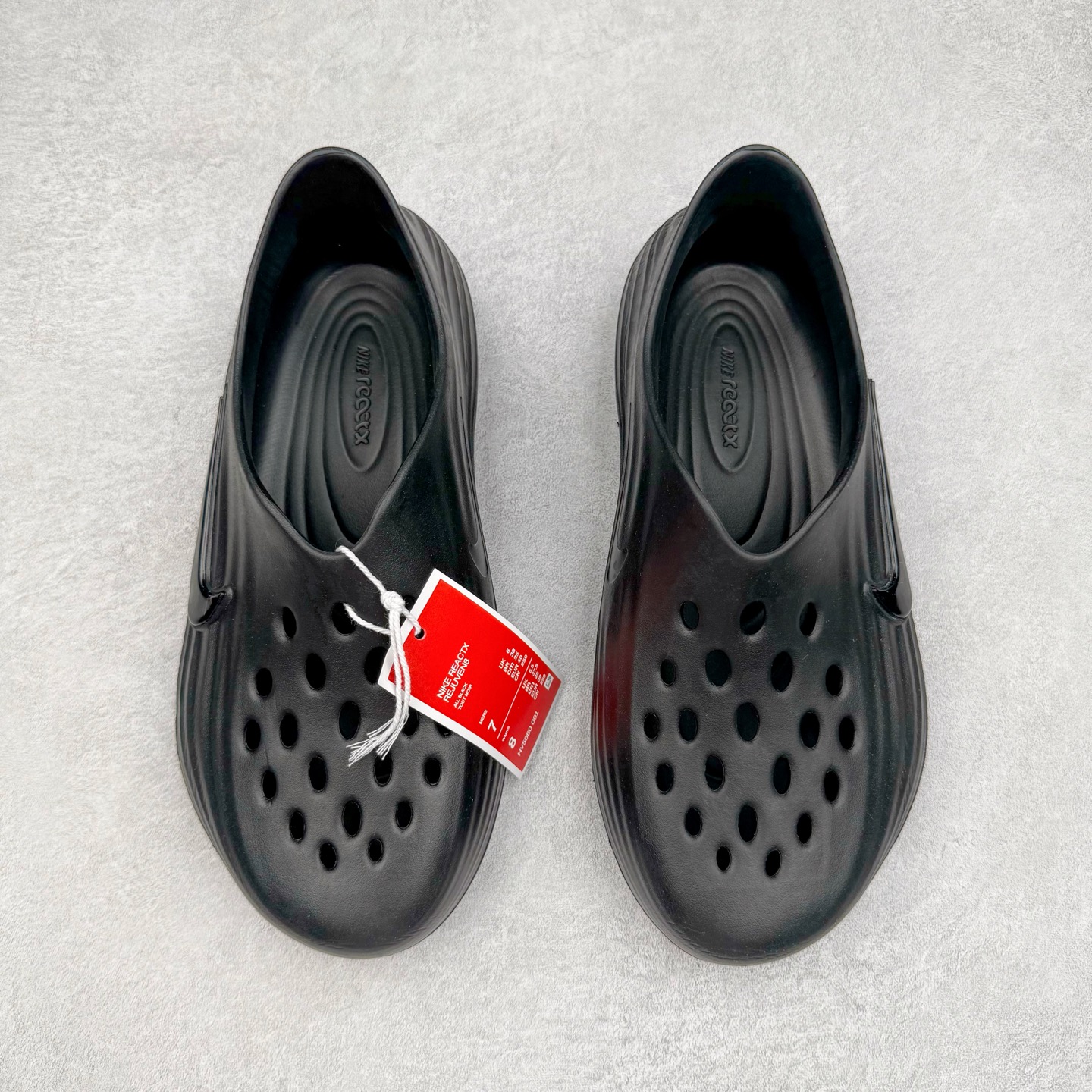 图片[2]-＃DC纯原 NK ReactX Rejuven8 简约舒适百搭洞洞鞋 重金购入原鞋及原档案磨具生产指令开发 唯一正确组合大底 组合侧面Logo 鞋头不过分上翘 后跟Logo 凹凸明显 轮廓分明 LOGO内侧钢印清晰工整 原厂磨具全鞋无多余毛边 同源公司EVA粒子环保塑料 原厂指令配方 无任何异味 弹性卡色均保持原鞋一致 匠心打造 鞋口弧度大小 鞋面色泽质感同步原鞋 LOGO内侧钢印清晰工整 从名字就能看出，这款鞋搭载了React X缓震科技，保证了舒适的脚感和轻盈的穿着体验。设计上，这双鞋采用了近几年非常流行的洞洞鞋风格，但特别之处在于加入了波浪纹路细节，让整个鞋型看起来更有立体感，视觉上也增添了几分现代感。尺码：36 36.5 37.5 38 38.5 39 40 40.5 41 42 42.5 43 44 44.5 45 46-选品中心