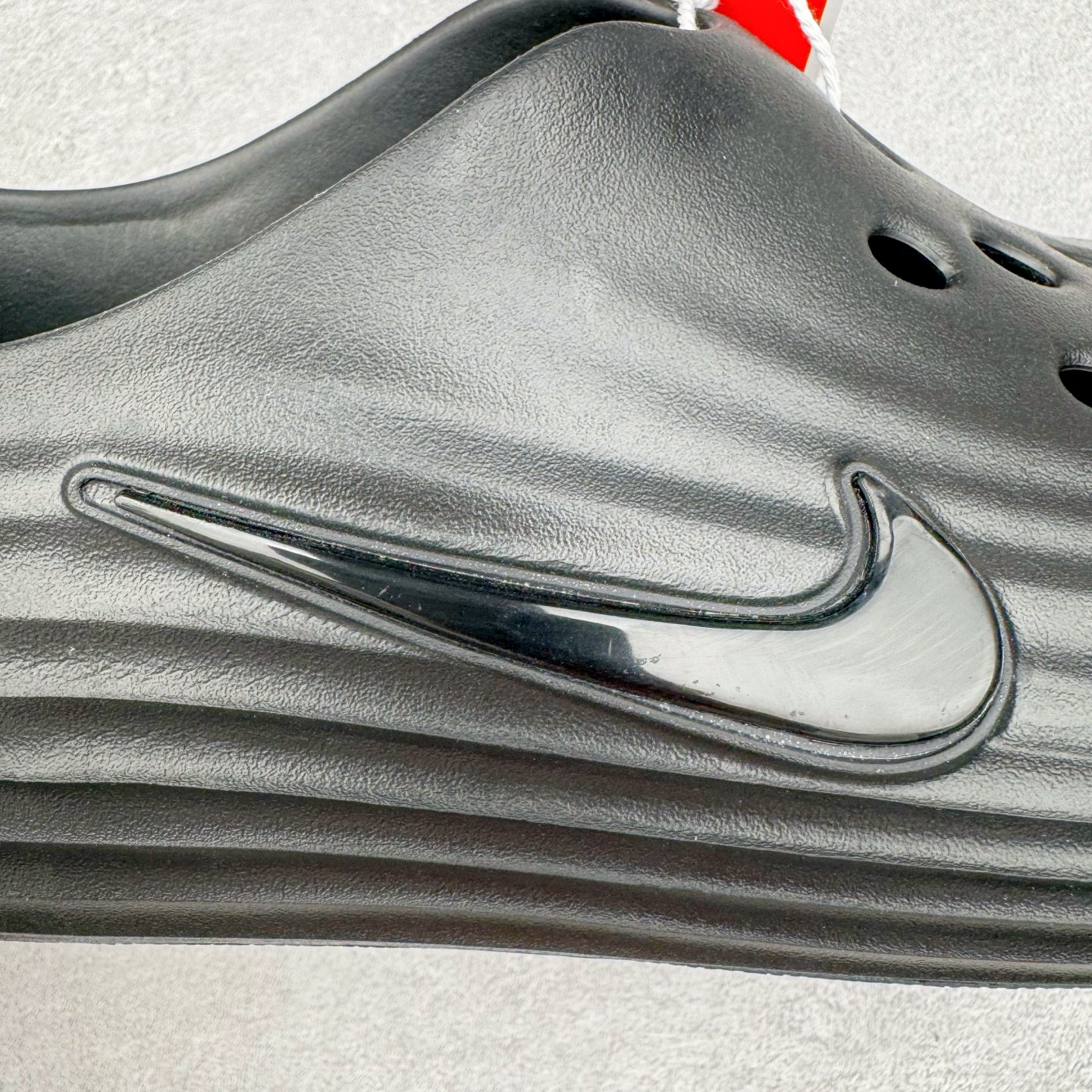 图片[14]-＃DC纯原 NK ReactX Rejuven8 简约舒适百搭洞洞鞋 重金购入原鞋及原档案磨具生产指令开发 唯一正确组合大底 组合侧面Logo 鞋头不过分上翘 后跟Logo 凹凸明显 轮廓分明 LOGO内侧钢印清晰工整 原厂磨具全鞋无多余毛边 同源公司EVA粒子环保塑料 原厂指令配方 无任何异味 弹性卡色均保持原鞋一致 匠心打造 鞋口弧度大小 鞋面色泽质感同步原鞋 LOGO内侧钢印清晰工整 从名字就能看出，这款鞋搭载了React X缓震科技，保证了舒适的脚感和轻盈的穿着体验。设计上，这双鞋采用了近几年非常流行的洞洞鞋风格，但特别之处在于加入了波浪纹路细节，让整个鞋型看起来更有立体感，视觉上也增添了几分现代感。尺码：36 36.5 37.5 38 38.5 39 40 40.5 41 42 42.5 43 44 44.5 45 46-选品中心