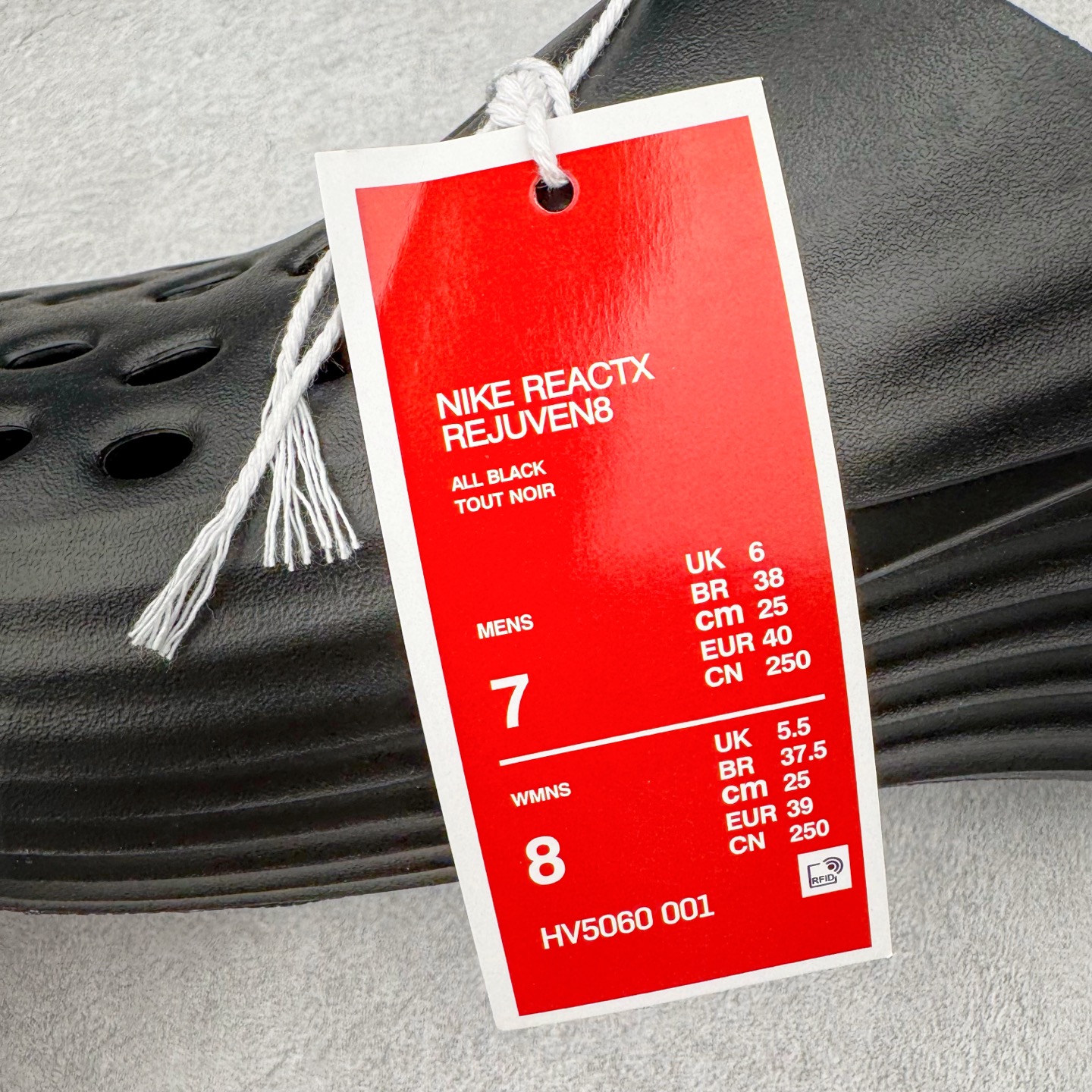 图片[17]-＃DC纯原 NK ReactX Rejuven8 简约舒适百搭洞洞鞋 重金购入原鞋及原档案磨具生产指令开发 唯一正确组合大底 组合侧面Logo 鞋头不过分上翘 后跟Logo 凹凸明显 轮廓分明 LOGO内侧钢印清晰工整 原厂磨具全鞋无多余毛边 同源公司EVA粒子环保塑料 原厂指令配方 无任何异味 弹性卡色均保持原鞋一致 匠心打造 鞋口弧度大小 鞋面色泽质感同步原鞋 LOGO内侧钢印清晰工整 从名字就能看出，这款鞋搭载了React X缓震科技，保证了舒适的脚感和轻盈的穿着体验。设计上，这双鞋采用了近几年非常流行的洞洞鞋风格，但特别之处在于加入了波浪纹路细节，让整个鞋型看起来更有立体感，视觉上也增添了几分现代感。尺码：36 36.5 37.5 38 38.5 39 40 40.5 41 42 42.5 43 44 44.5 45 46-选品中心