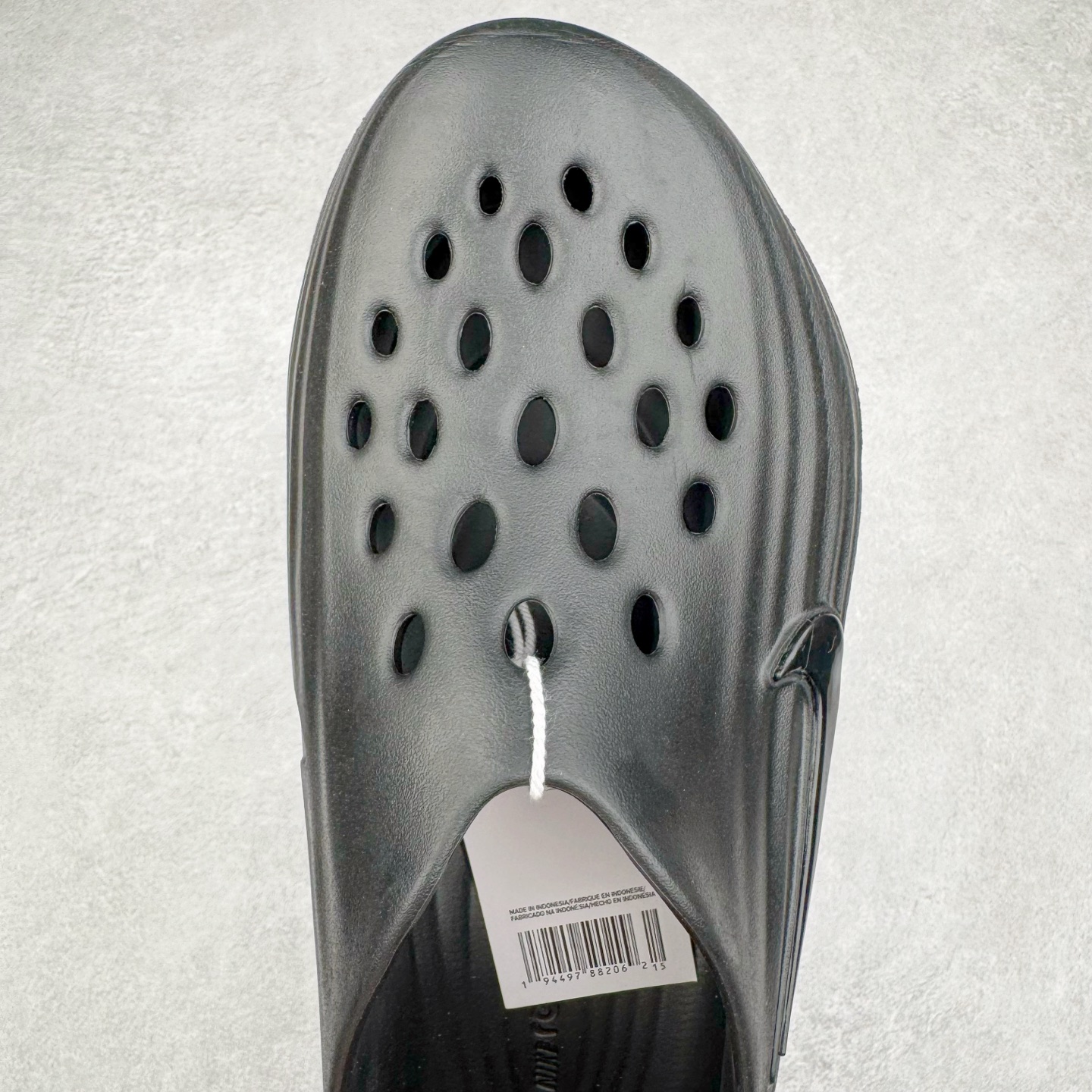 图片[4]-＃DC纯原 NK ReactX Rejuven8 简约舒适百搭洞洞鞋 重金购入原鞋及原档案磨具生产指令开发 唯一正确组合大底 组合侧面Logo 鞋头不过分上翘 后跟Logo 凹凸明显 轮廓分明 LOGO内侧钢印清晰工整 原厂磨具全鞋无多余毛边 同源公司EVA粒子环保塑料 原厂指令配方 无任何异味 弹性卡色均保持原鞋一致 匠心打造 鞋口弧度大小 鞋面色泽质感同步原鞋 LOGO内侧钢印清晰工整 从名字就能看出，这款鞋搭载了React X缓震科技，保证了舒适的脚感和轻盈的穿着体验。设计上，这双鞋采用了近几年非常流行的洞洞鞋风格，但特别之处在于加入了波浪纹路细节，让整个鞋型看起来更有立体感，视觉上也增添了几分现代感。尺码：36 36.5 37.5 38 38.5 39 40 40.5 41 42 42.5 43 44 44.5 45 46-选品中心