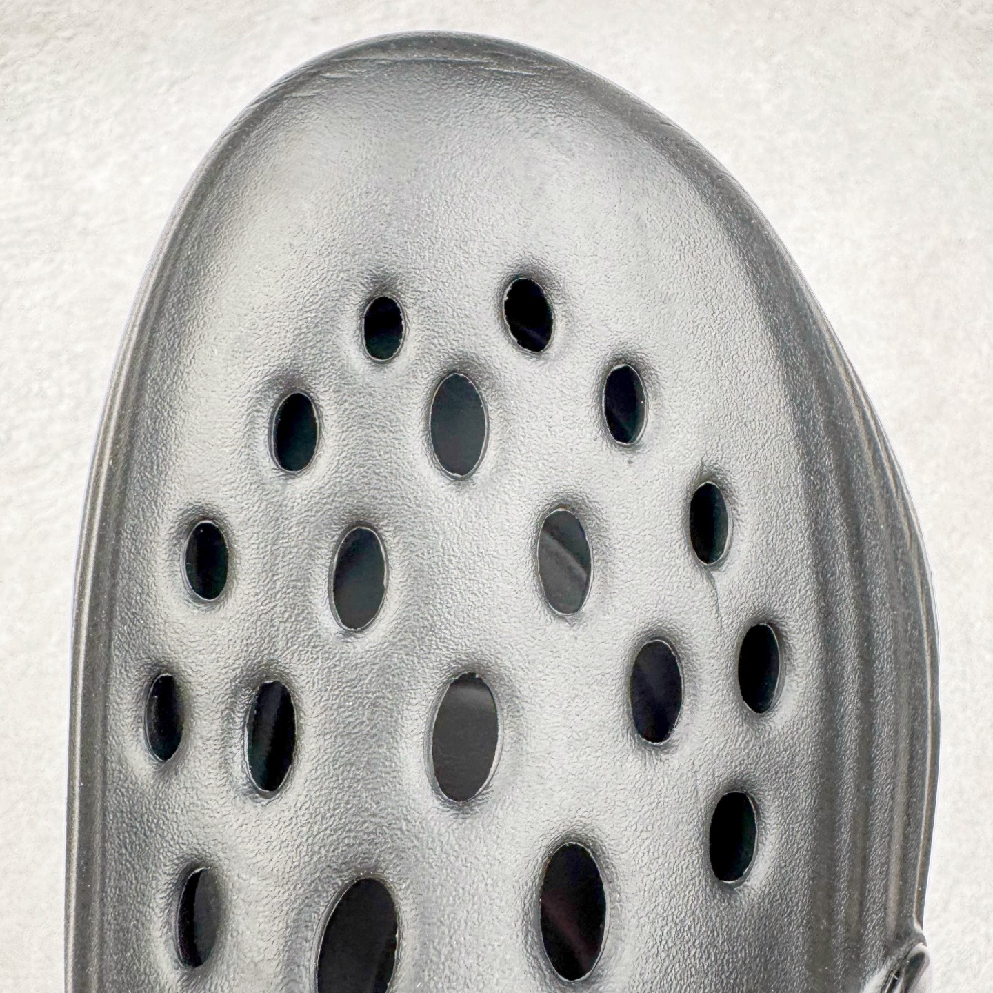 图片[13]-＃DC纯原 NK ReactX Rejuven8 简约舒适百搭洞洞鞋 重金购入原鞋及原档案磨具生产指令开发 唯一正确组合大底 组合侧面Logo 鞋头不过分上翘 后跟Logo 凹凸明显 轮廓分明 LOGO内侧钢印清晰工整 原厂磨具全鞋无多余毛边 同源公司EVA粒子环保塑料 原厂指令配方 无任何异味 弹性卡色均保持原鞋一致 匠心打造 鞋口弧度大小 鞋面色泽质感同步原鞋 LOGO内侧钢印清晰工整 从名字就能看出，这款鞋搭载了React X缓震科技，保证了舒适的脚感和轻盈的穿着体验。设计上，这双鞋采用了近几年非常流行的洞洞鞋风格，但特别之处在于加入了波浪纹路细节，让整个鞋型看起来更有立体感，视觉上也增添了几分现代感。尺码：36 36.5 37.5 38 38.5 39 40 40.5 41 42 42.5 43 44 44.5 45 46-选品中心